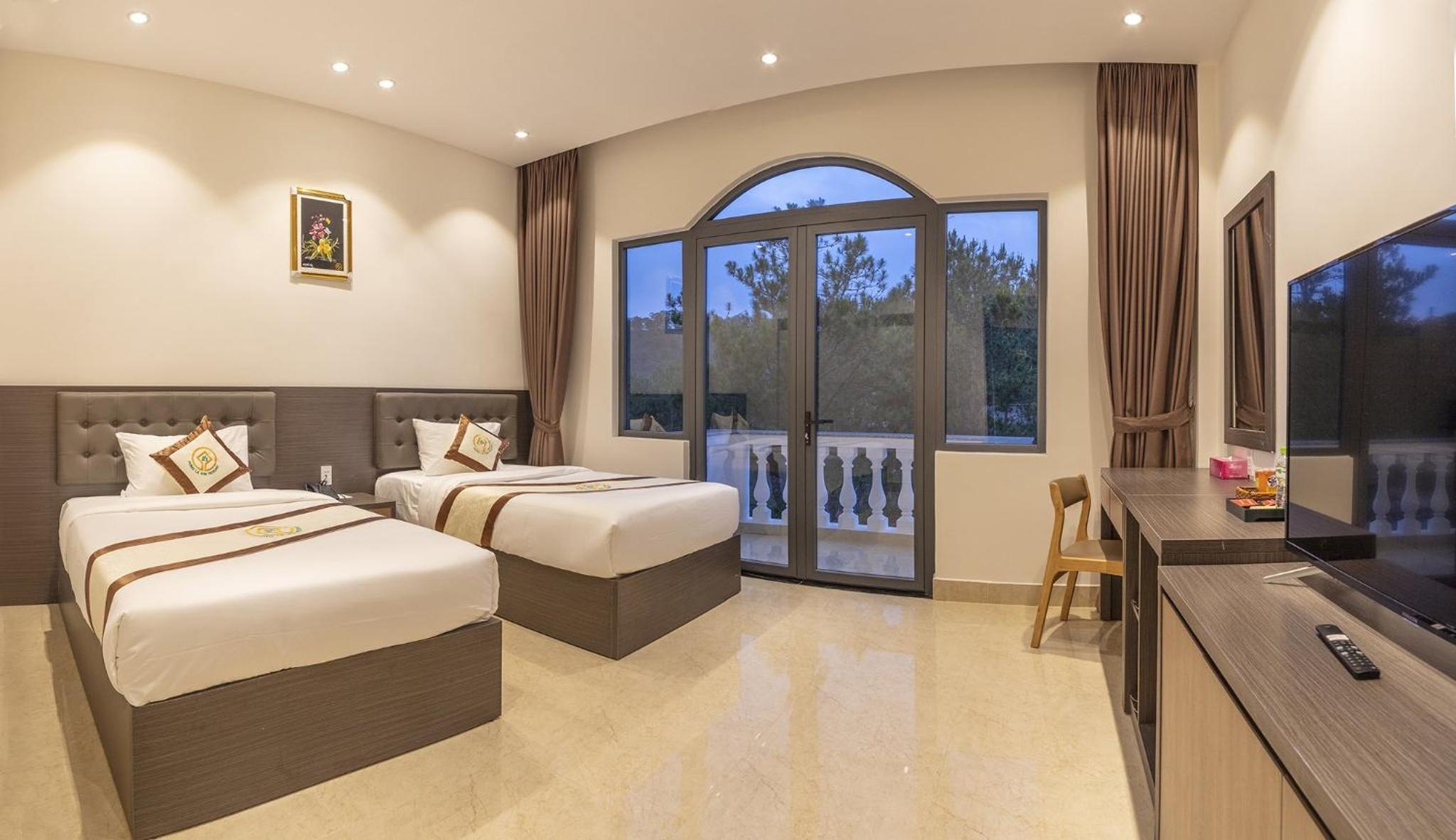 Deluxe Twin Room with Mountain View - Photo 7