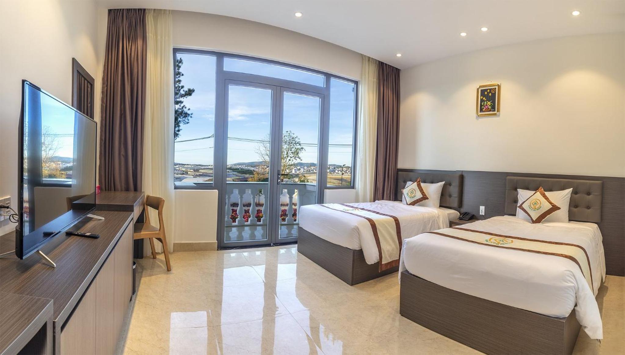 Deluxe Twin Room with Mountain View - Photo 5