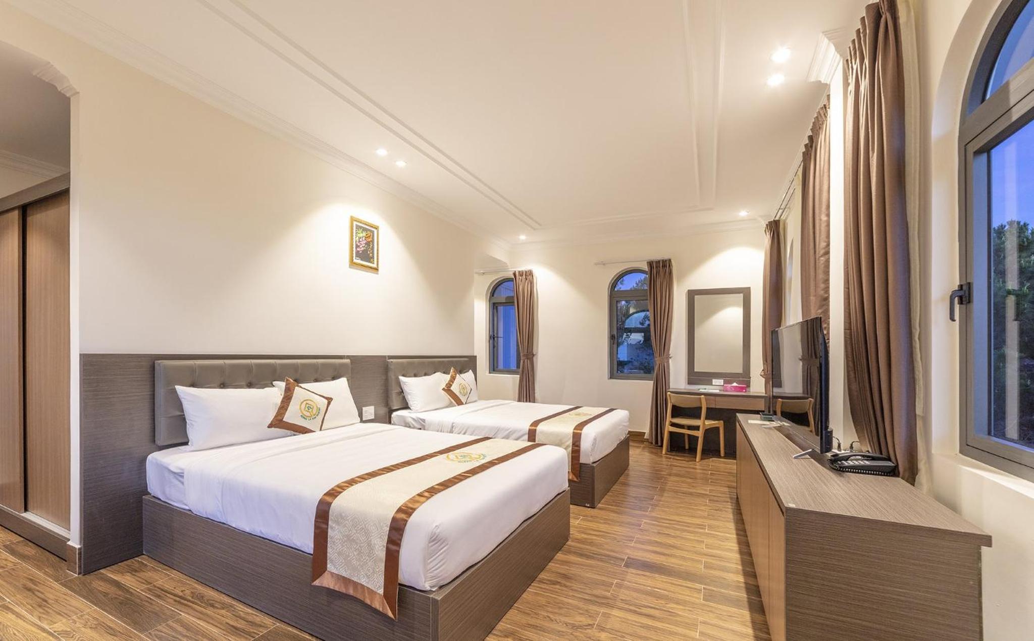 Grand Twin Room with Bathtub and Forest View - Photo 4