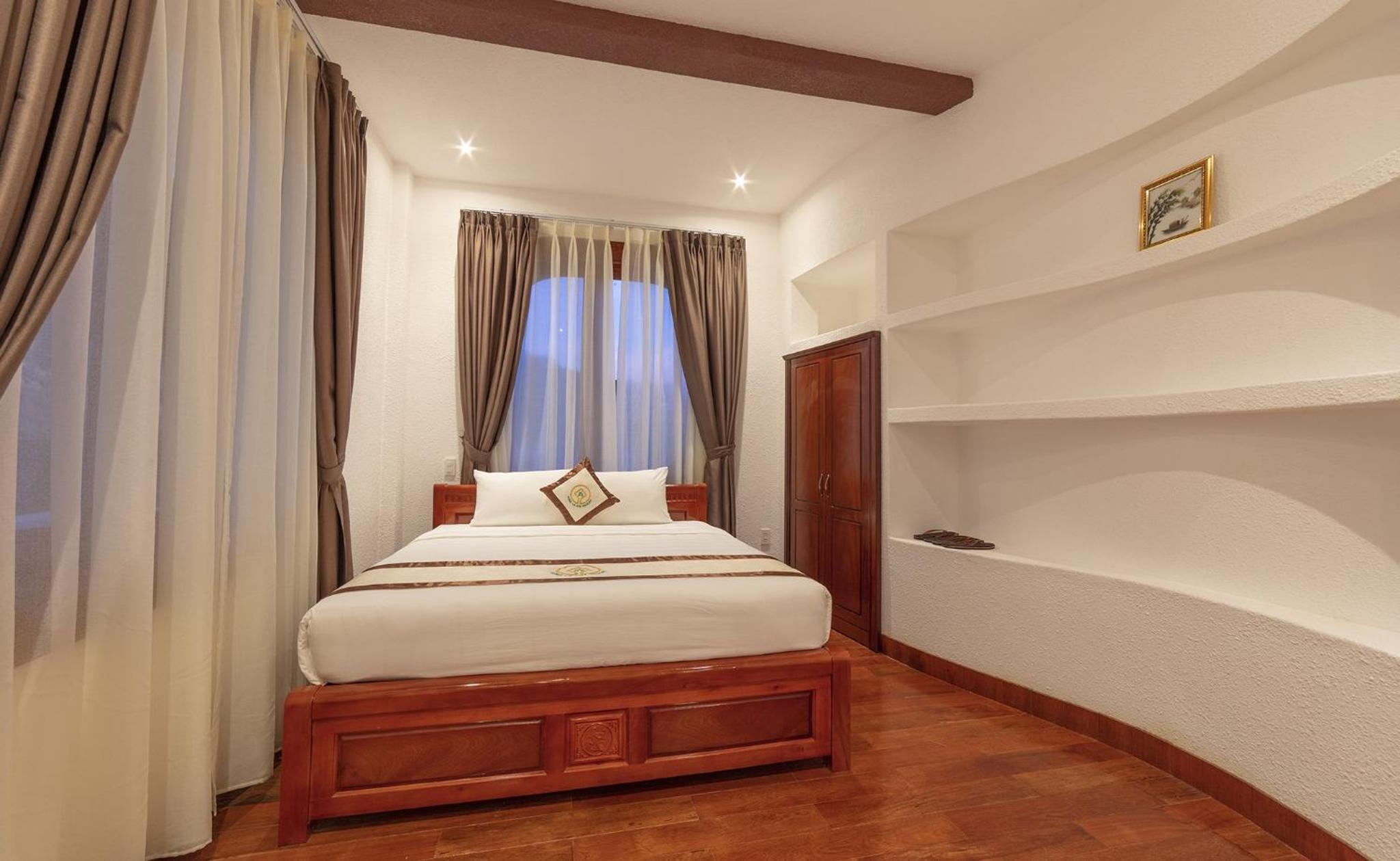 Three-Bedroom Villa with Forest View - Photo 8