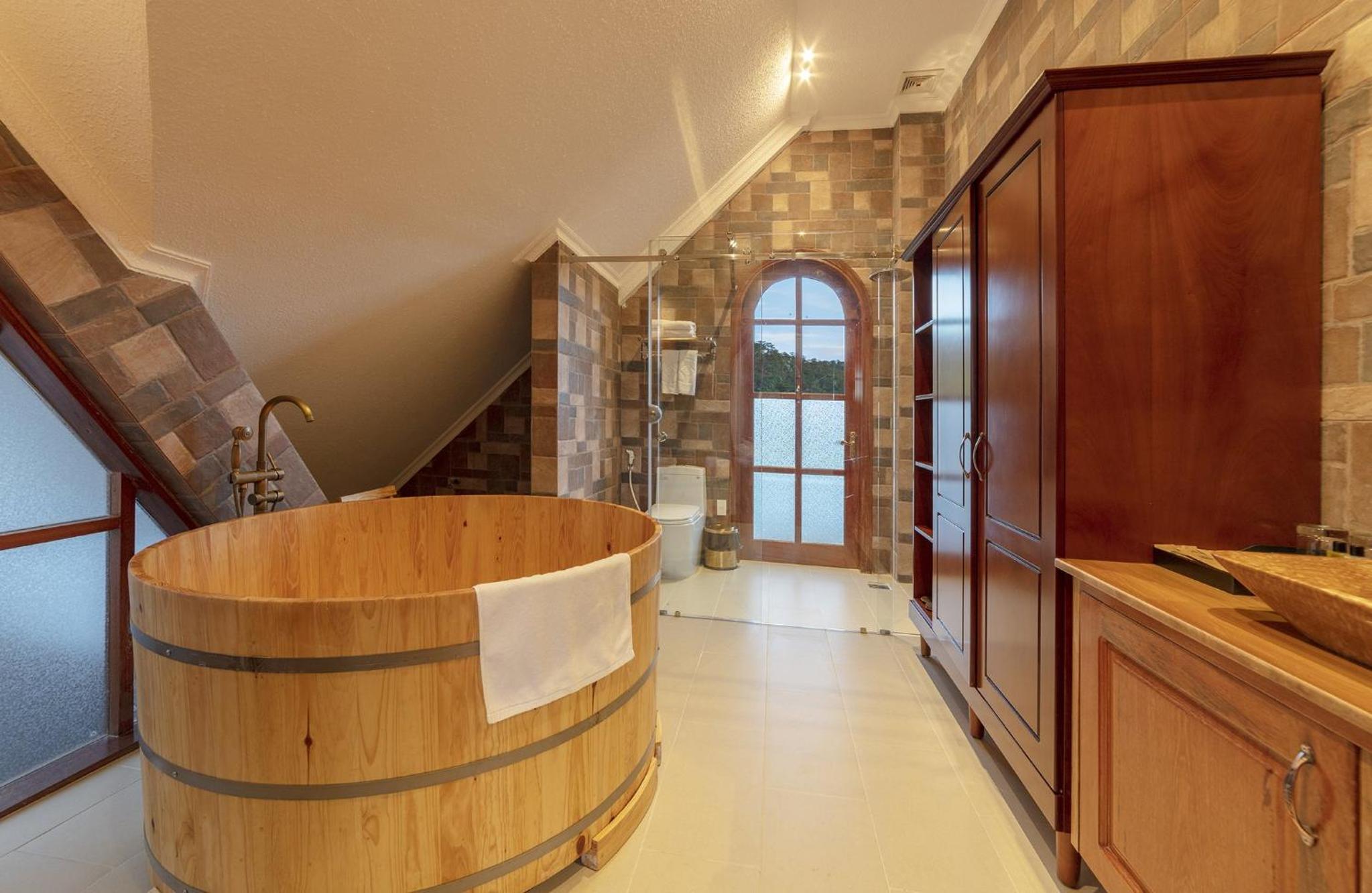 Three-Bedroom Villa with Forest View - Photo 4