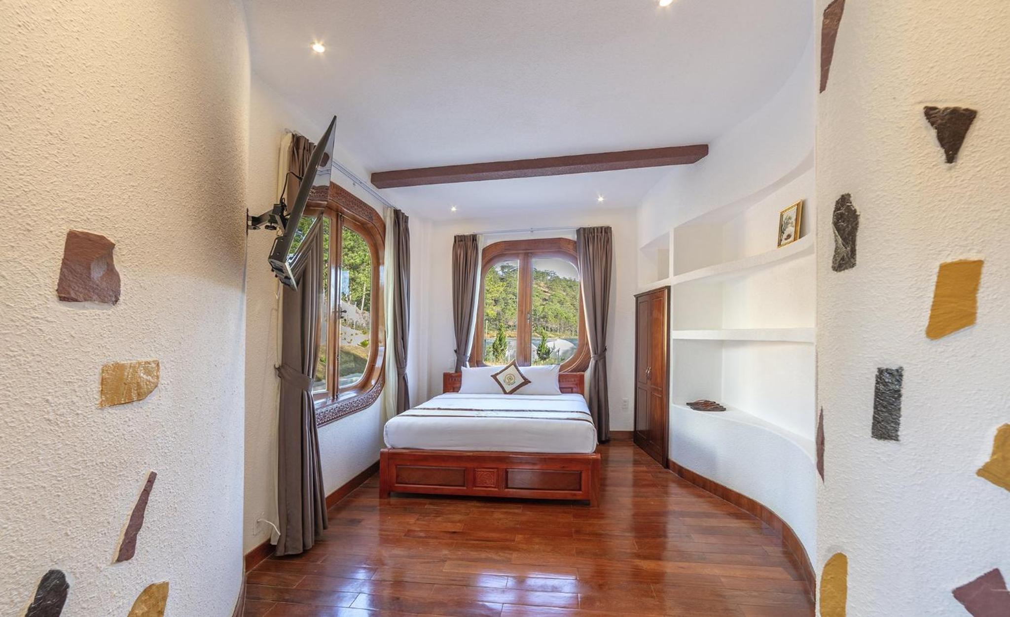 Three-Bedroom Villa with Forest View - Photo 7