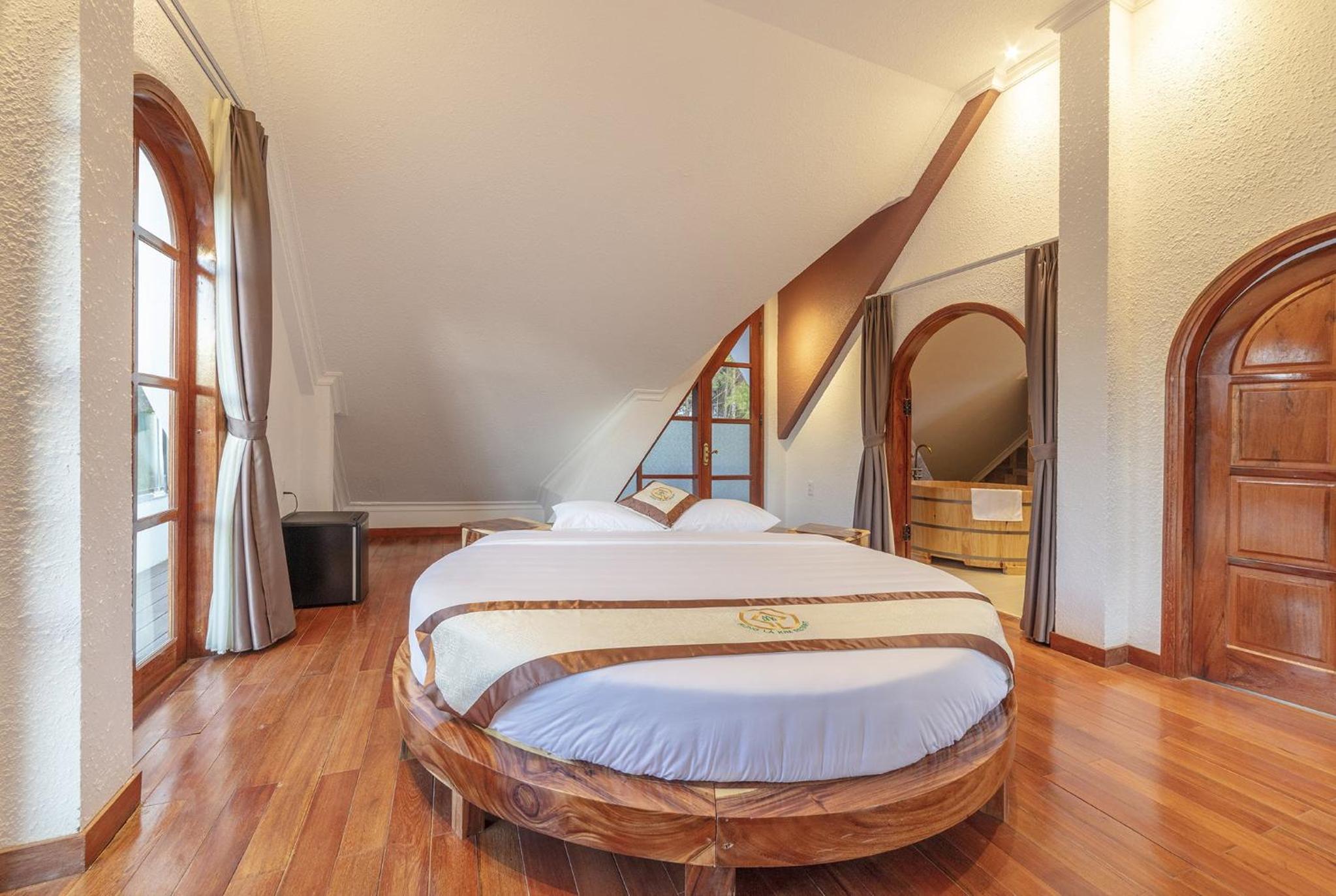 Three-Bedroom Villa with Forest View - Photo 3
