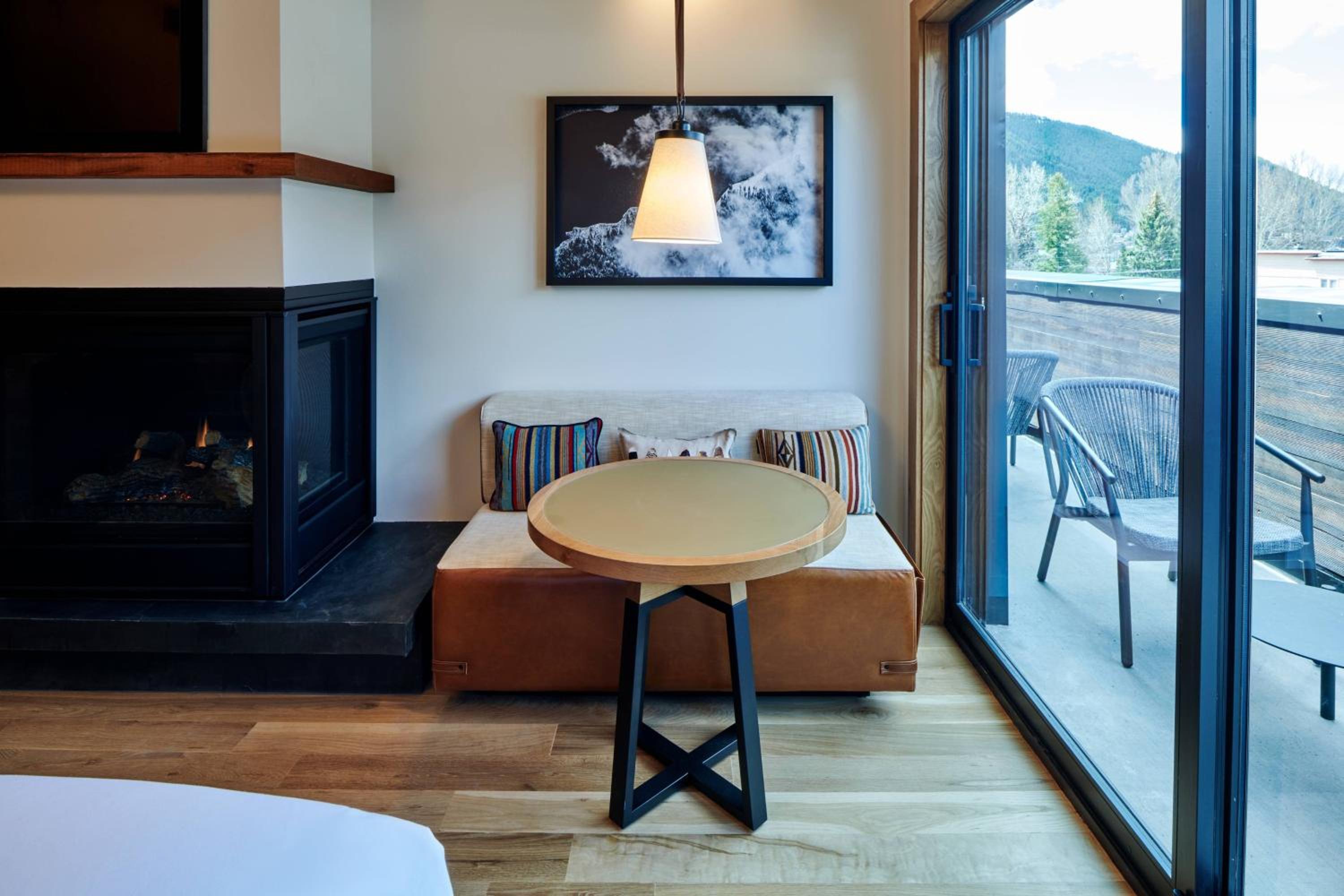 One-Bedroom King Suite with Sofa Bed and Tub - Photo 2