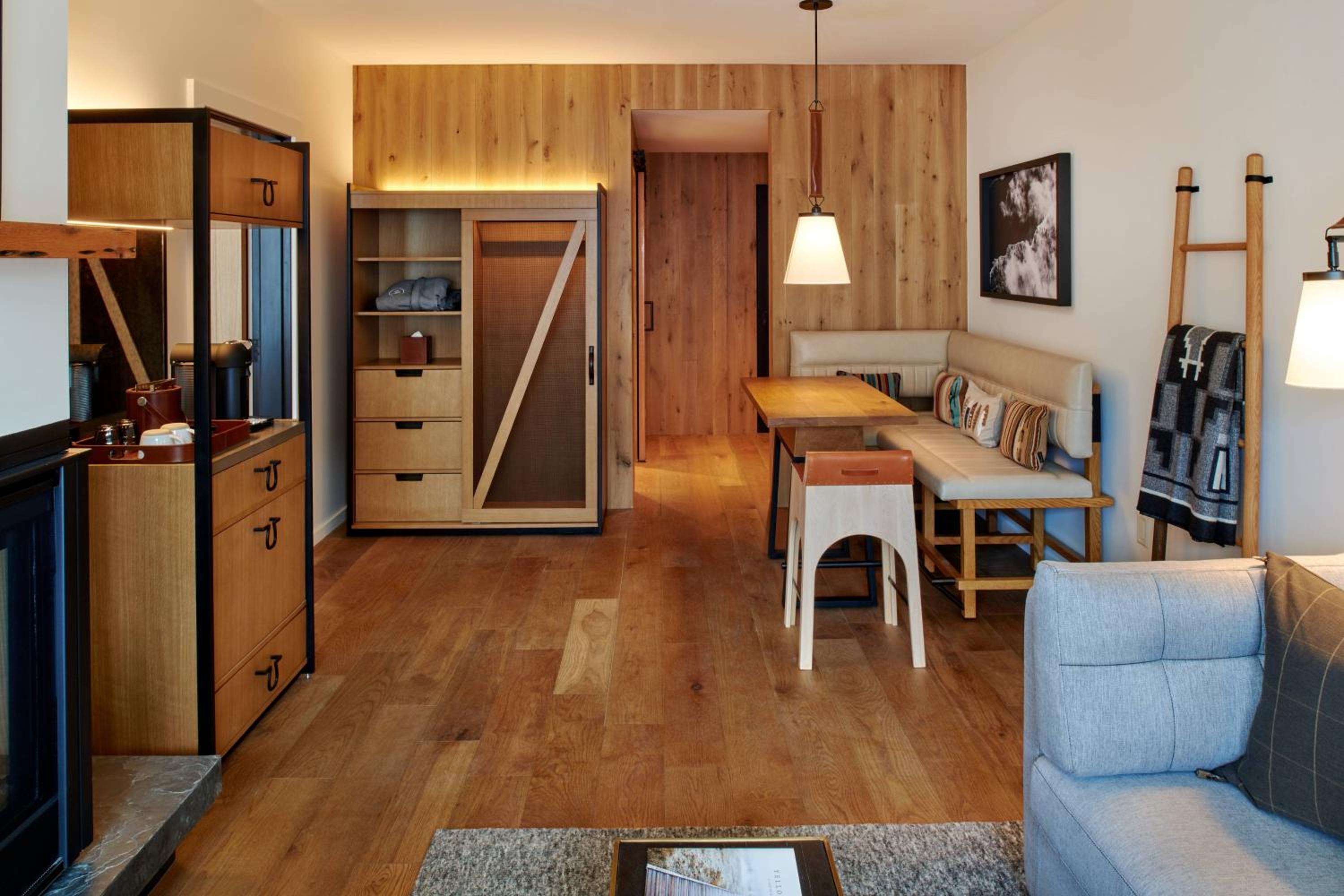 One-Bedroom King Suite with Sofa Bed and Balcony - Photo 2