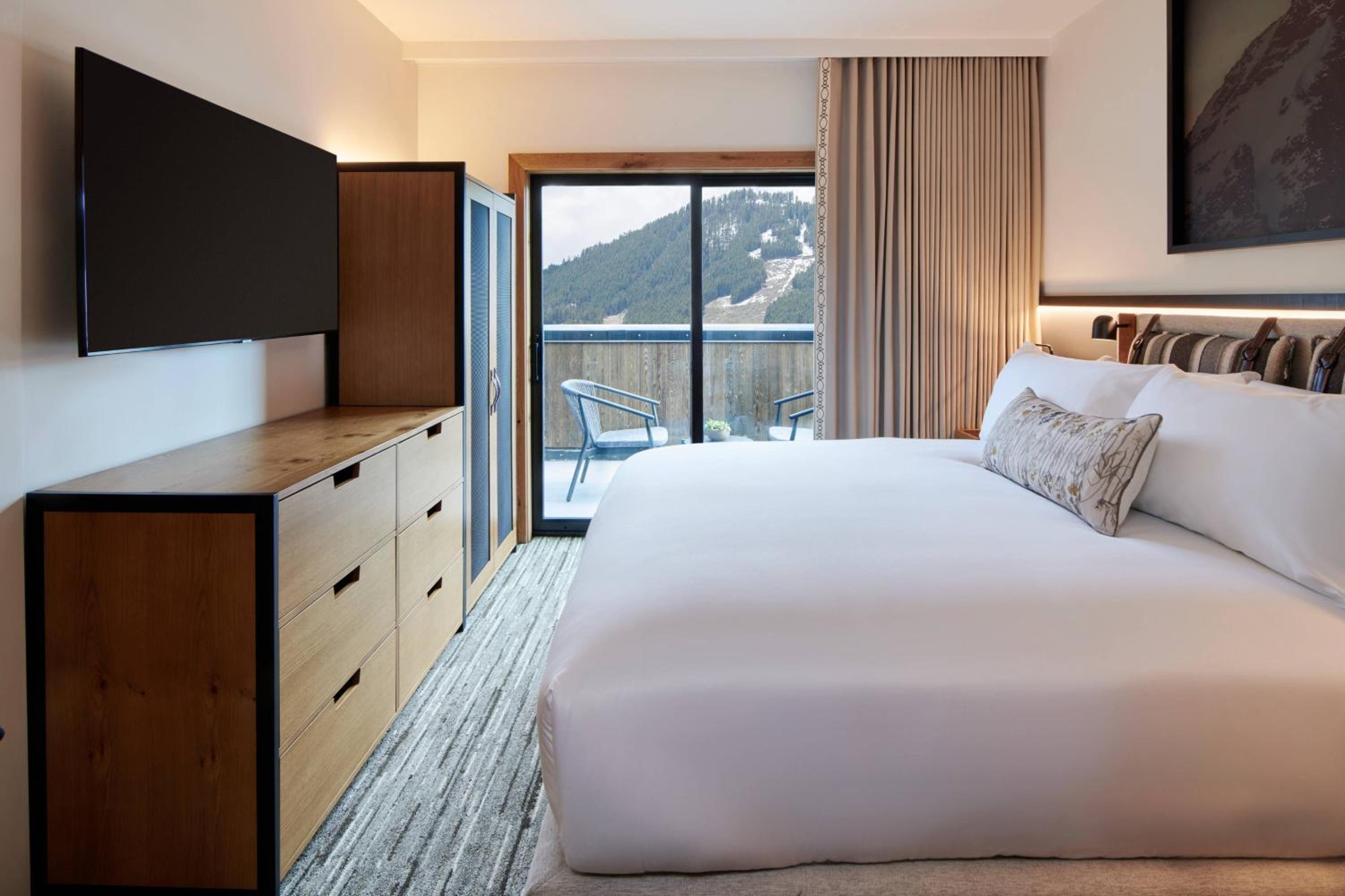 One-Bedroom King Suite with Sofa Bed and Balcony - Photo 10