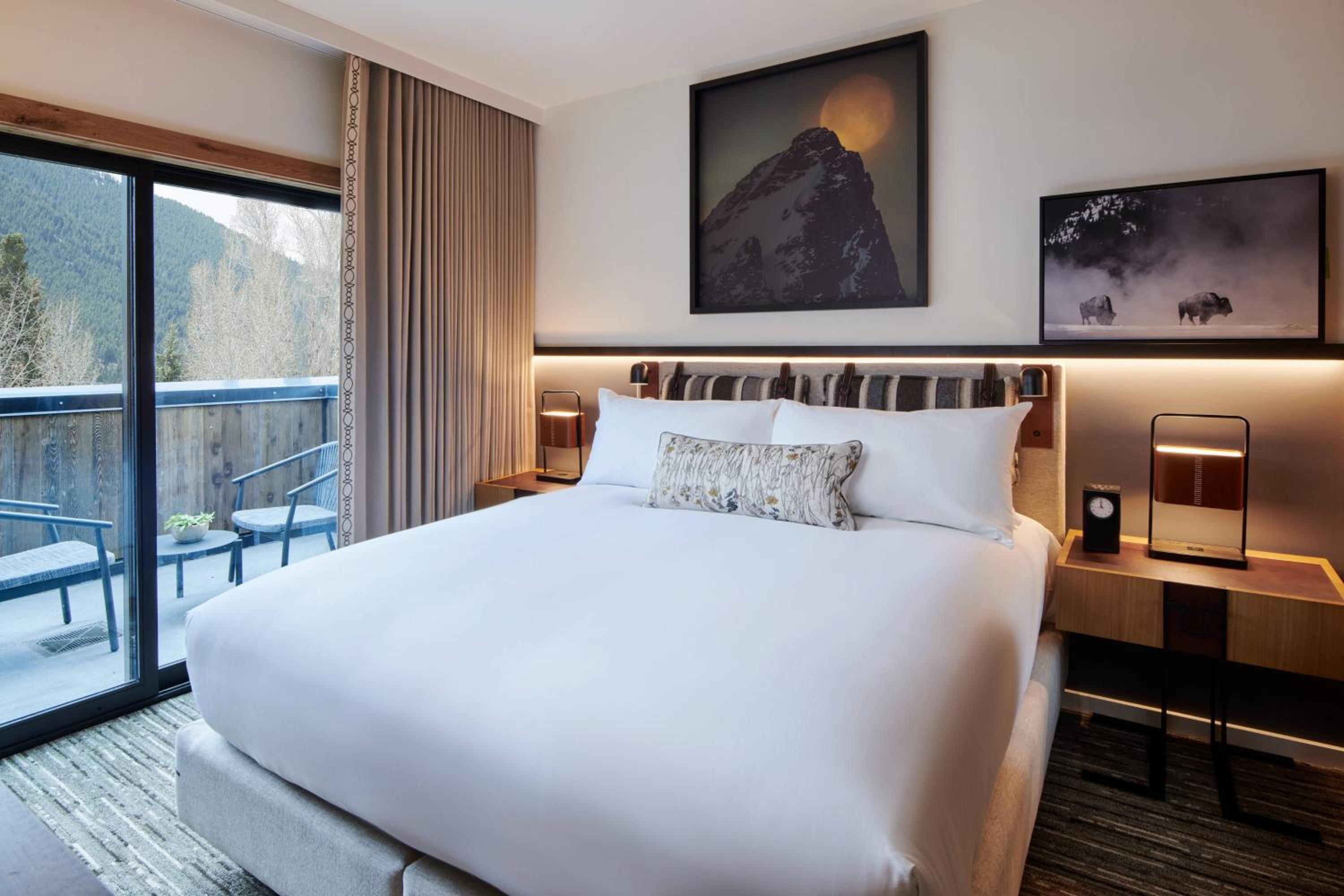 One-Bedroom King Suite with Sofa Bed and Balcony - Photo 9