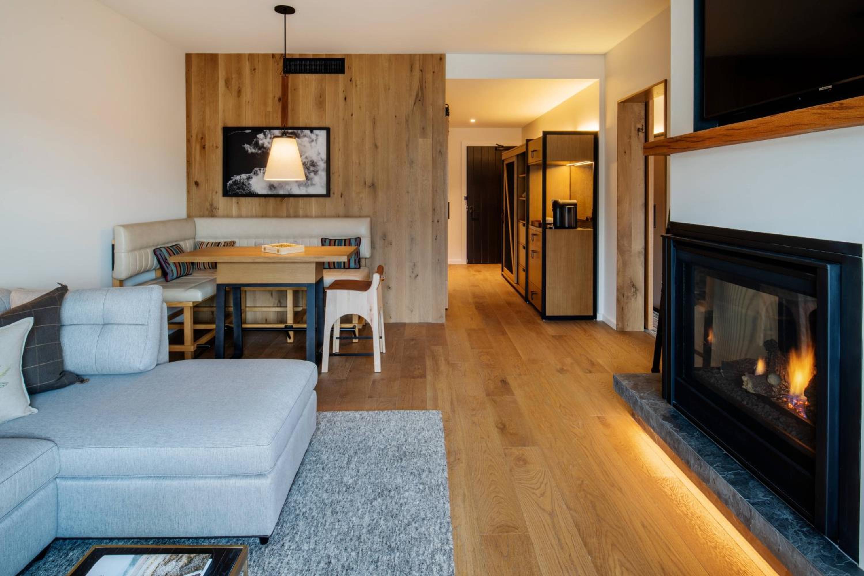 One-Bedroom Premier King Suite with Sofa Bed - Photo 3
