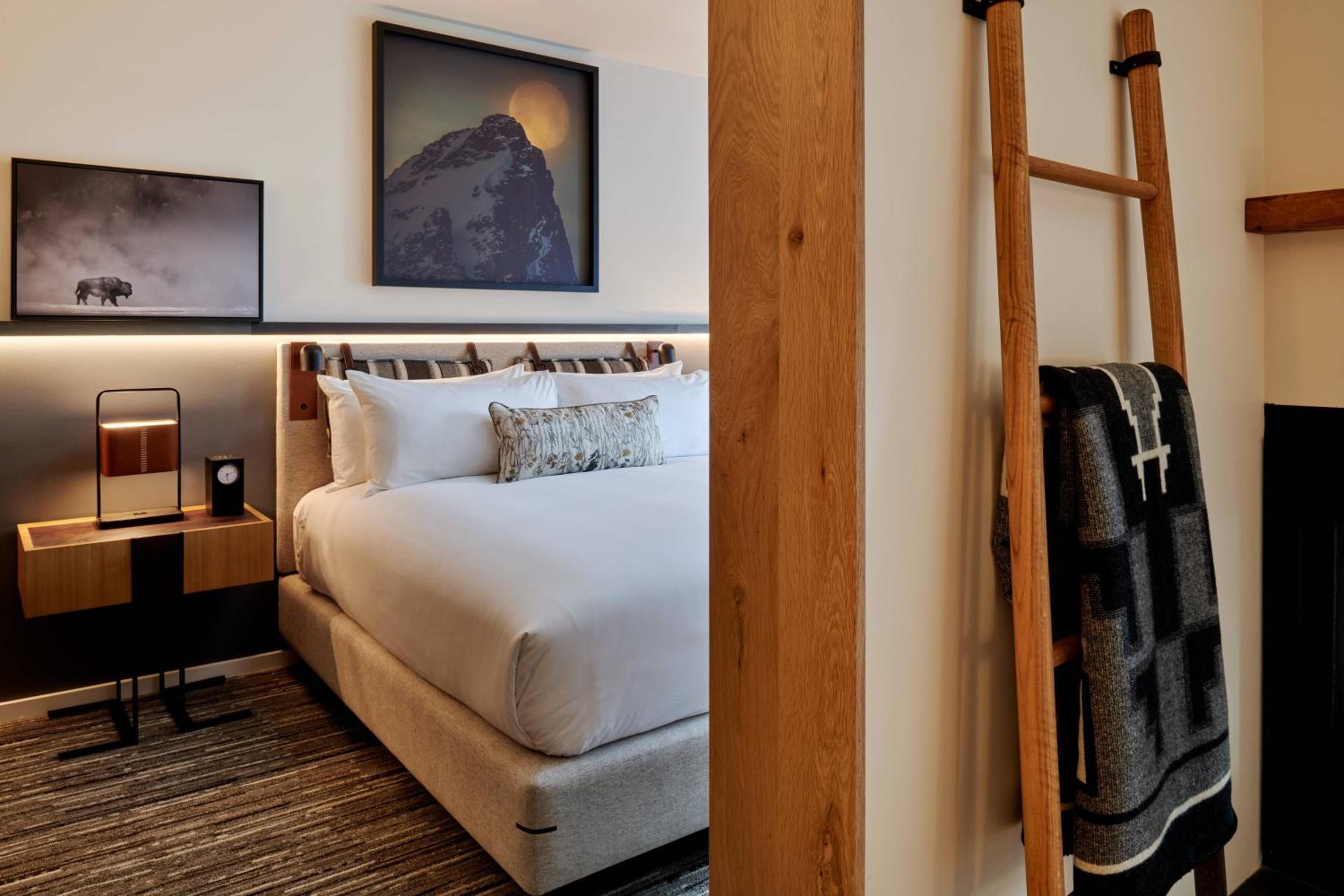 One-Bedroom Premier King Suite with Sofa Bed - Photo 2