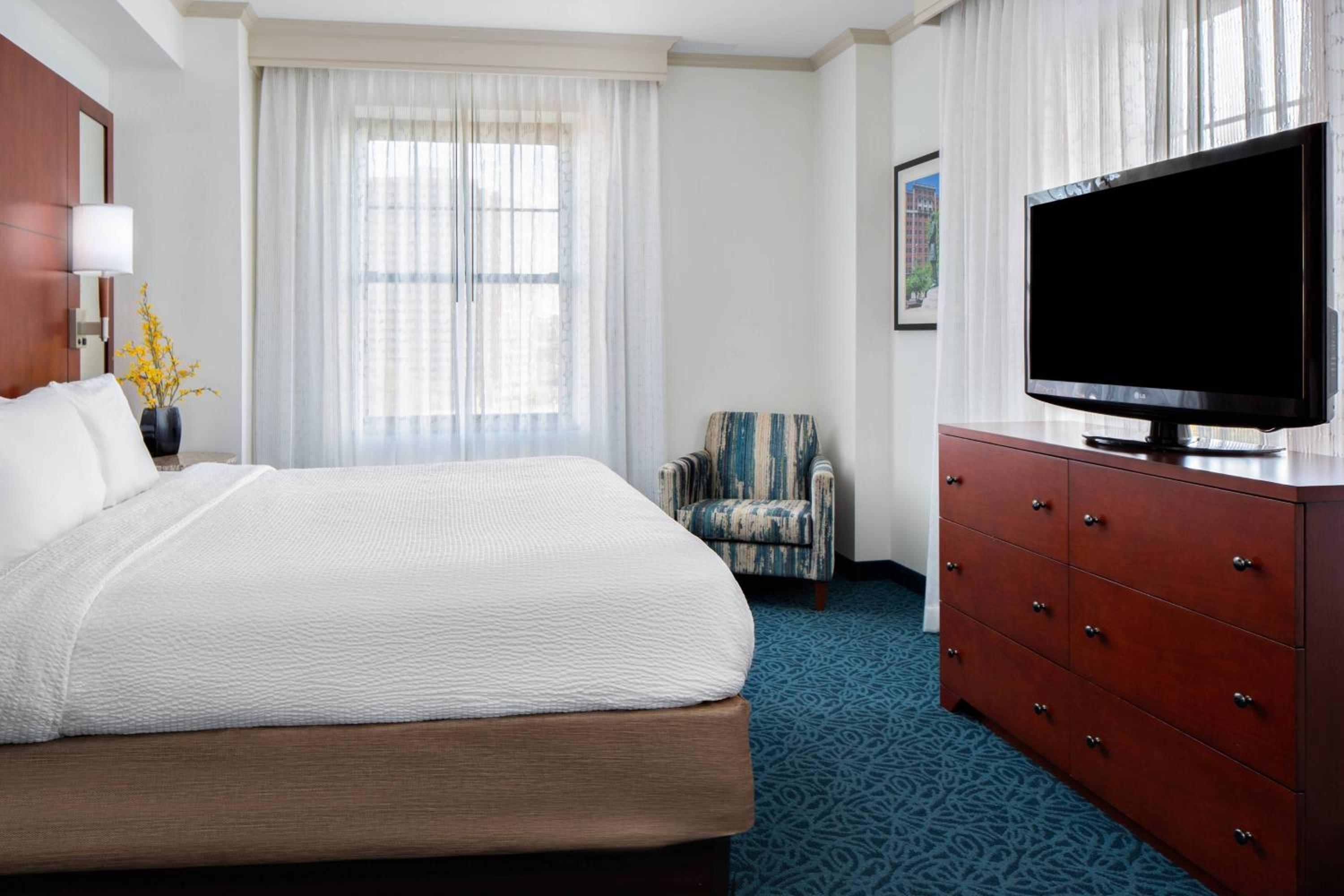 One-Bedroom King Suite with Sofa Bed - Hearing Accessible - Photo 3