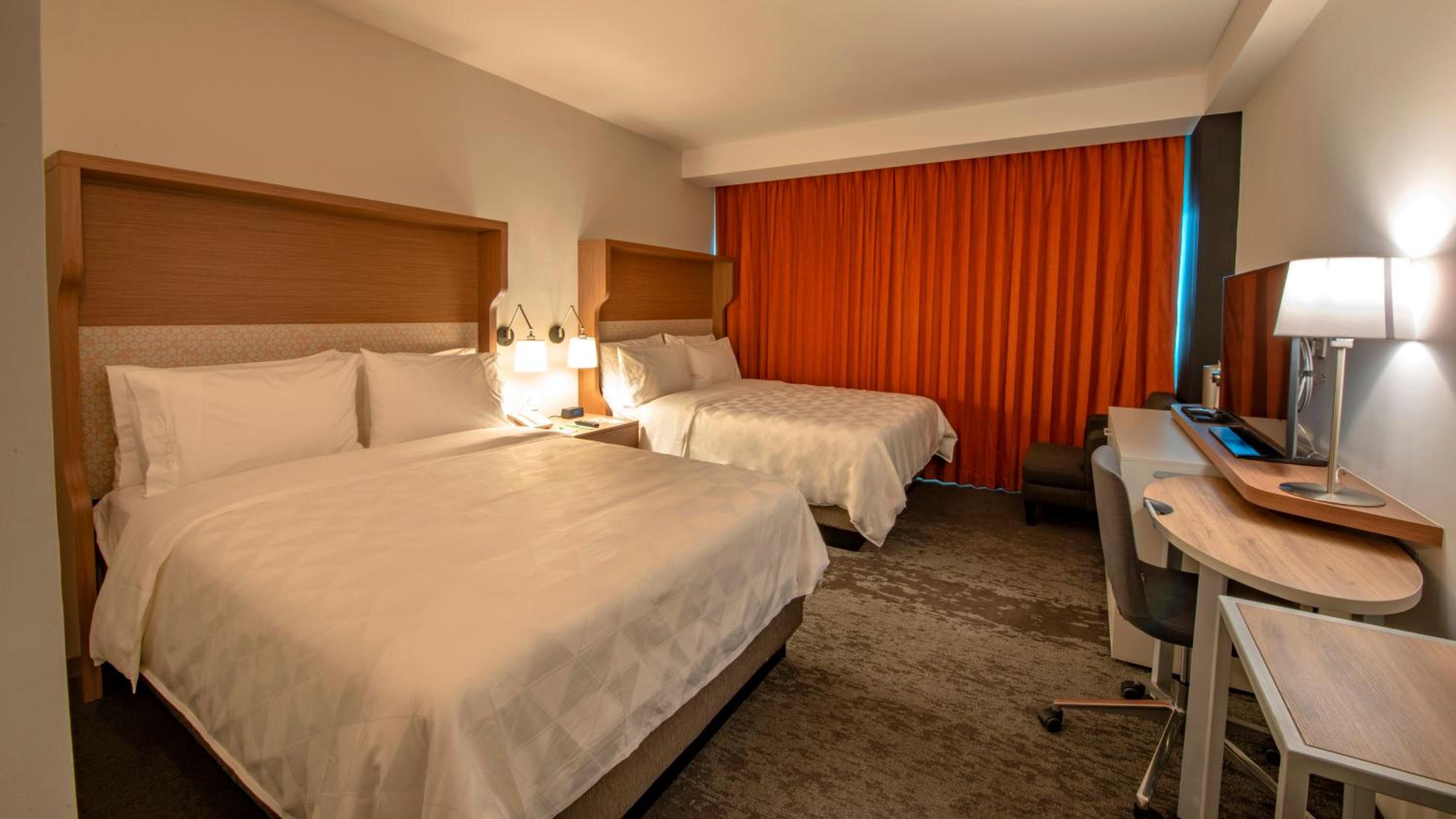 Premium Queen Room with Two Queen Beds - Photo 4