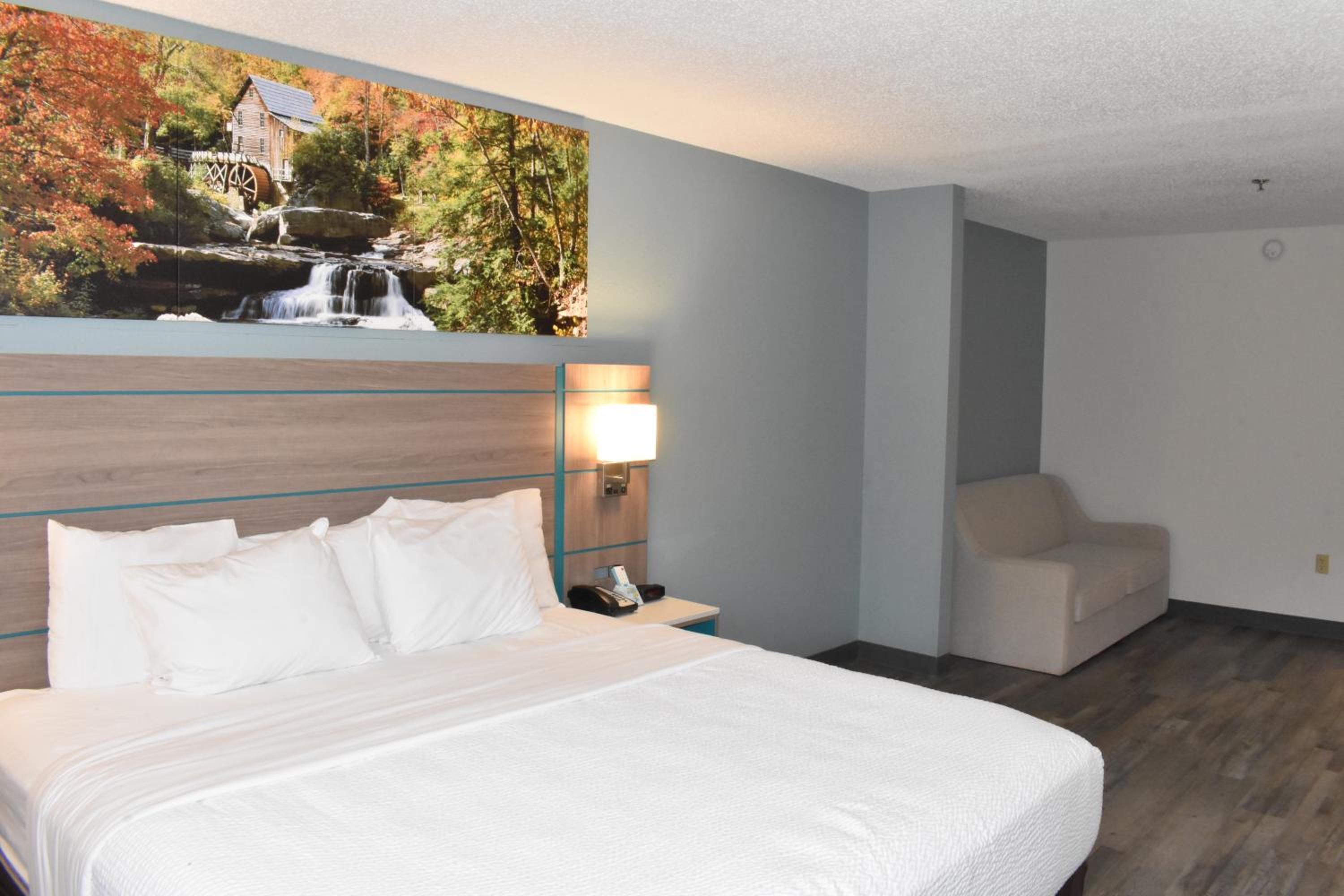 King Suite - Non Smoking/Interior Hall - Photo 16