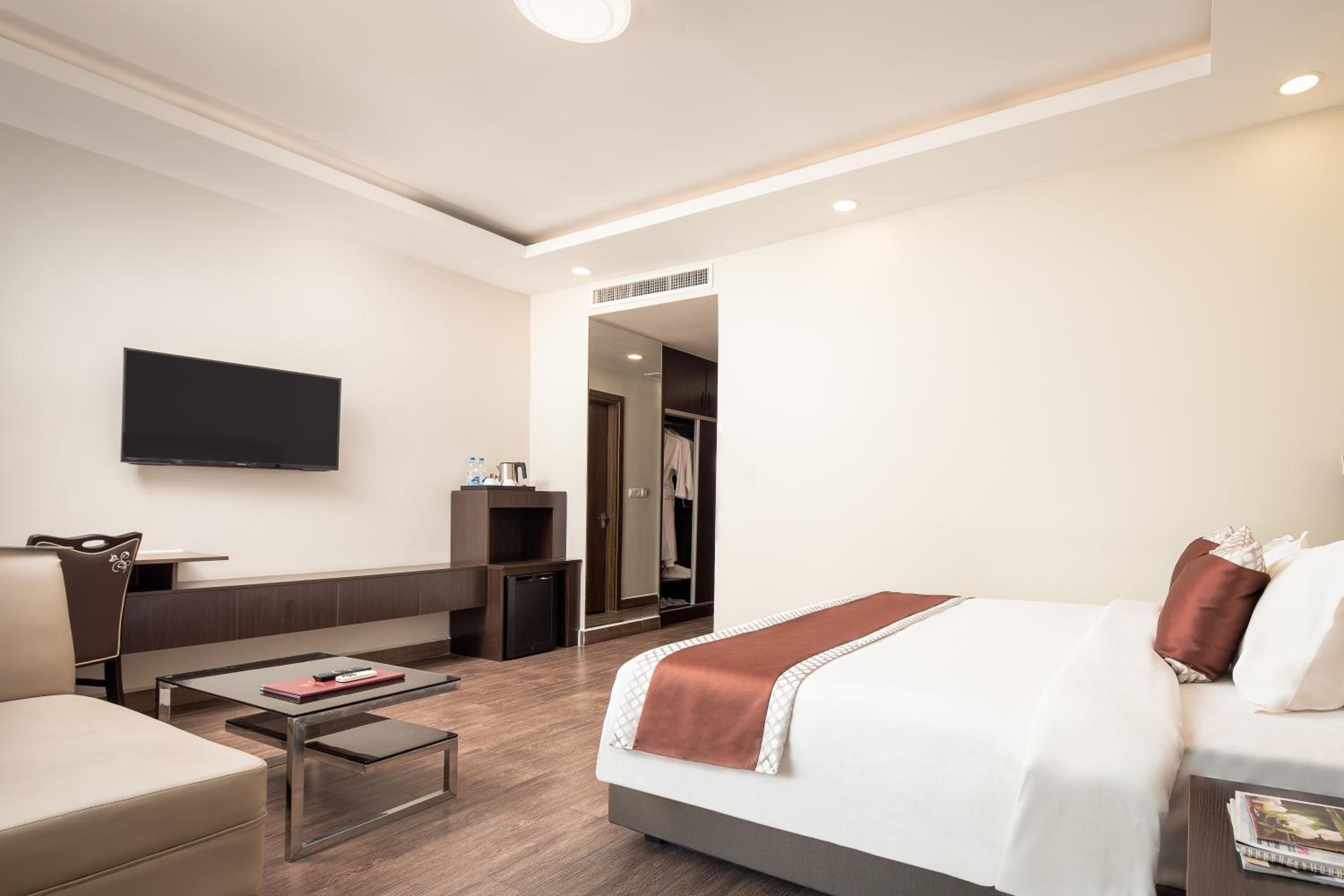 Premier King Bed - Photo 2