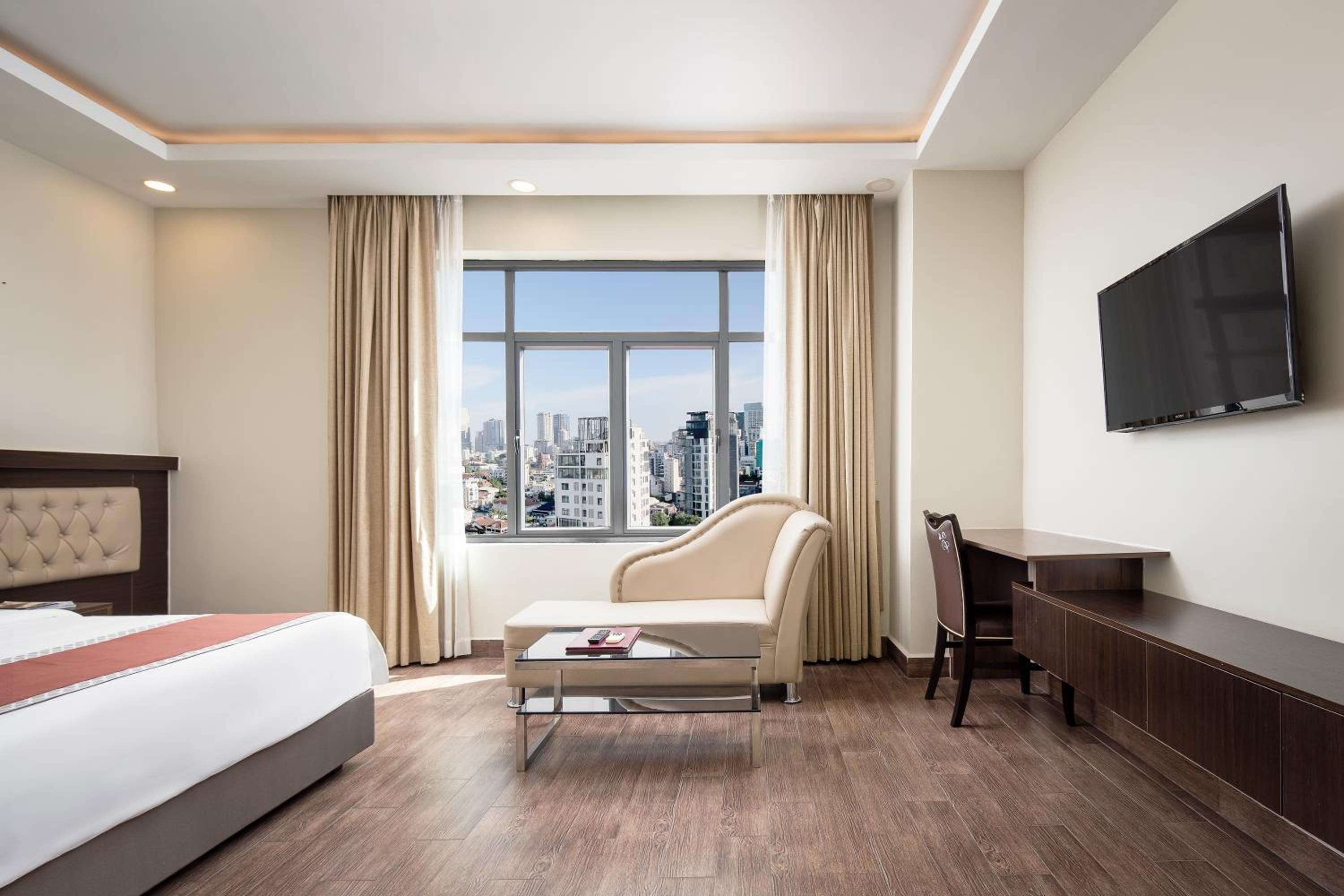 Premier King Bed - Photo 1