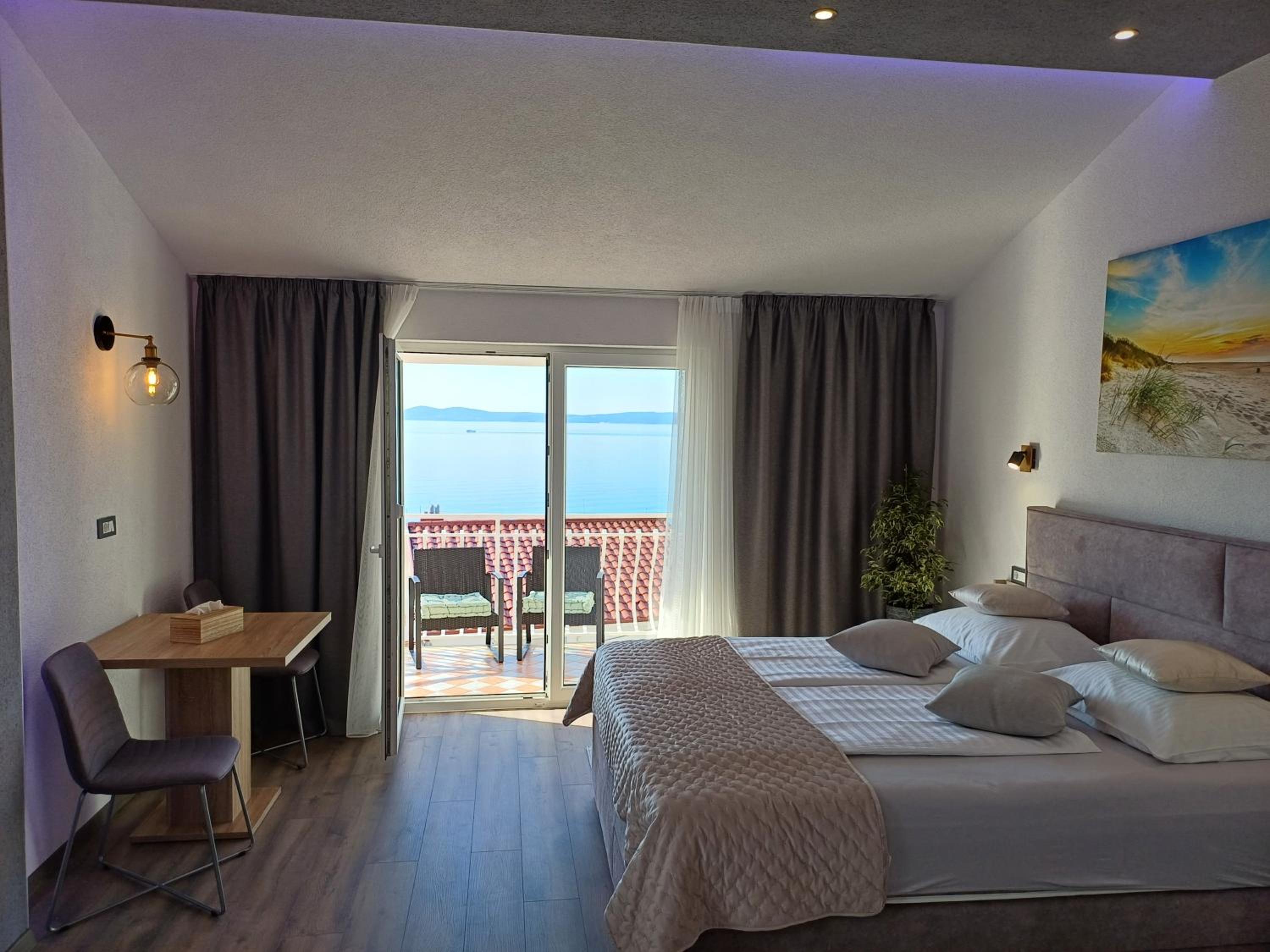 Deluxe Double Room with Balcony and Sea View