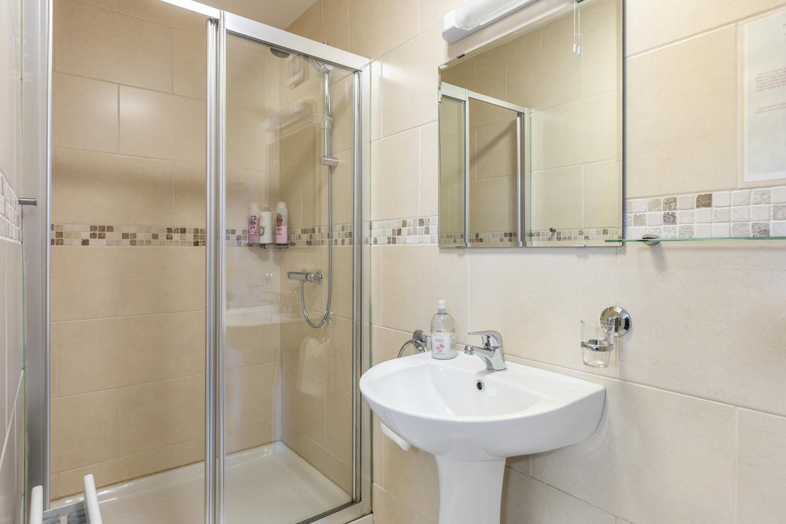 Double or Twin Room - Photo 4