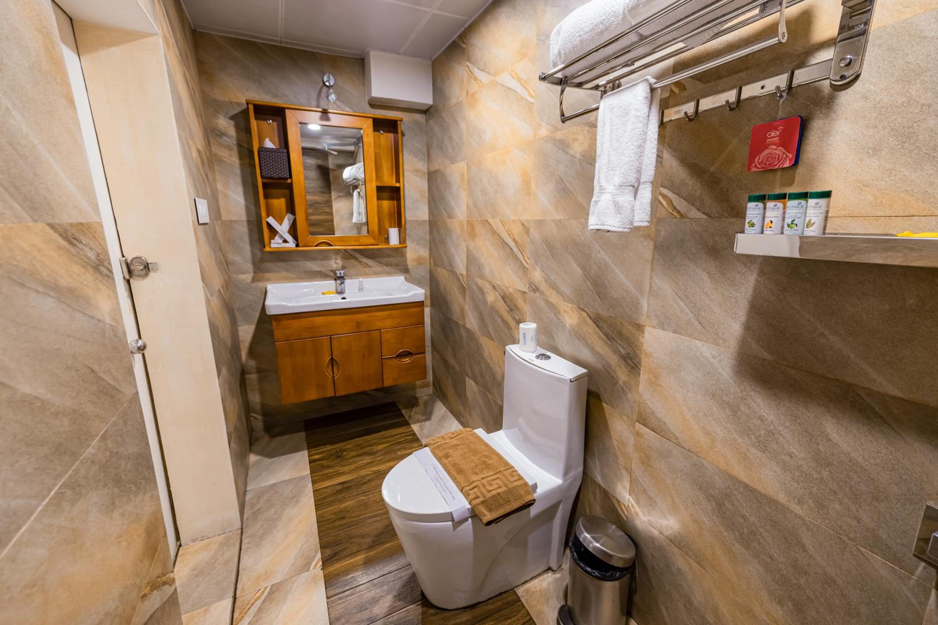 Presidential Suite with Complimentary Adventure Activities and 100 Spread Breakfast photo 2