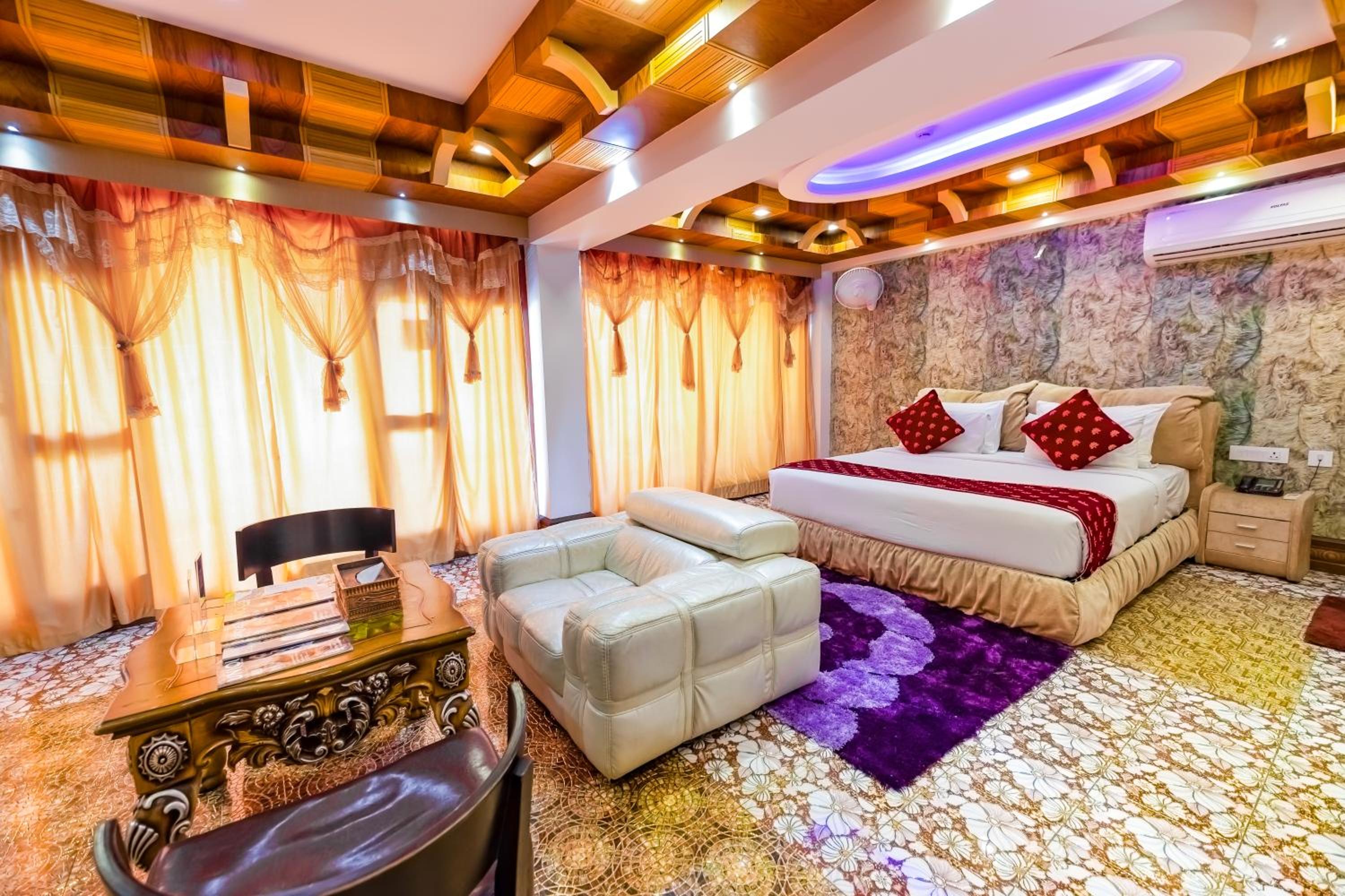 Presidential Suite with Complimentary Adventure Activities and 100 Spread Breakfast photo 1