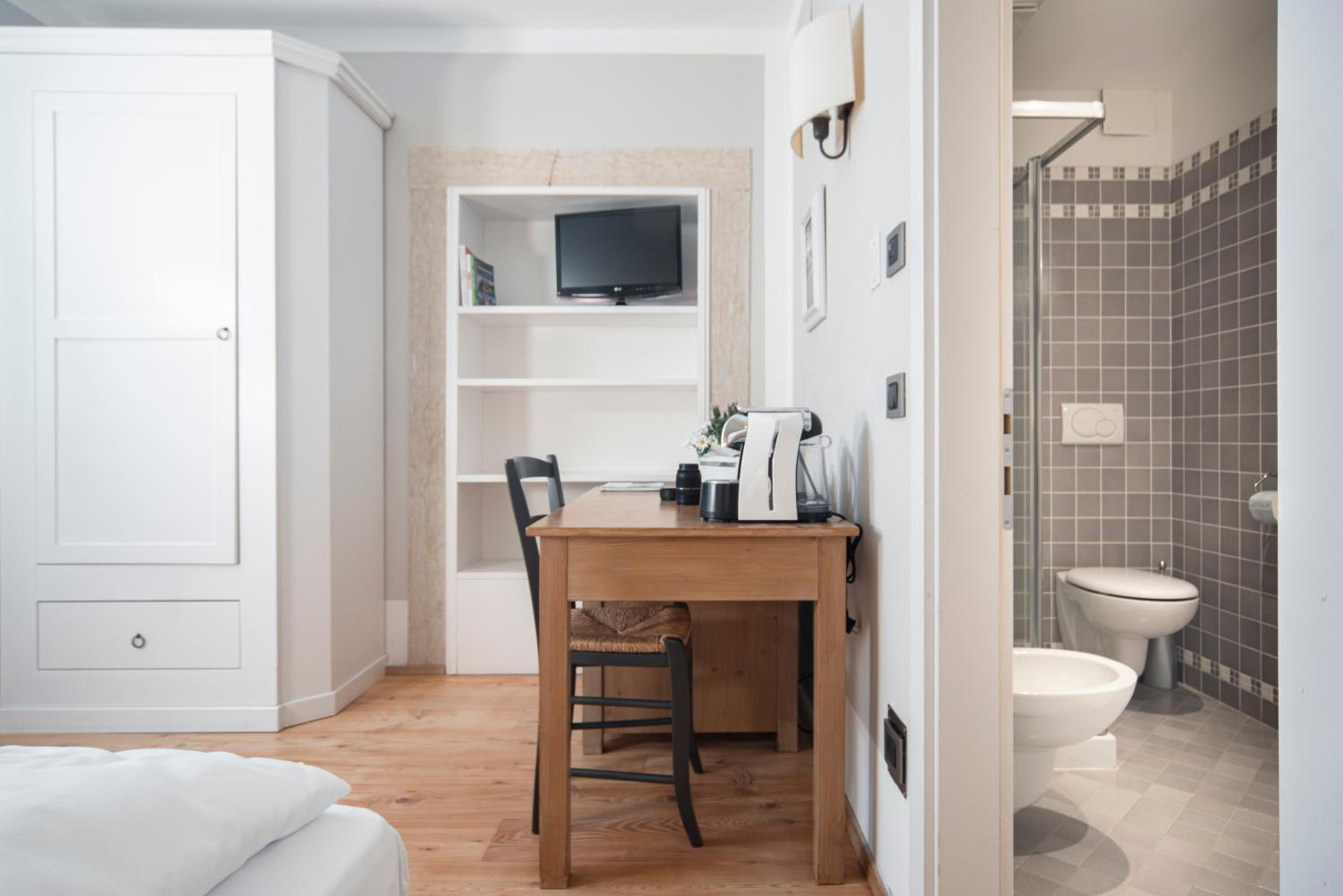 Double Room with Private Bathroom photo 2