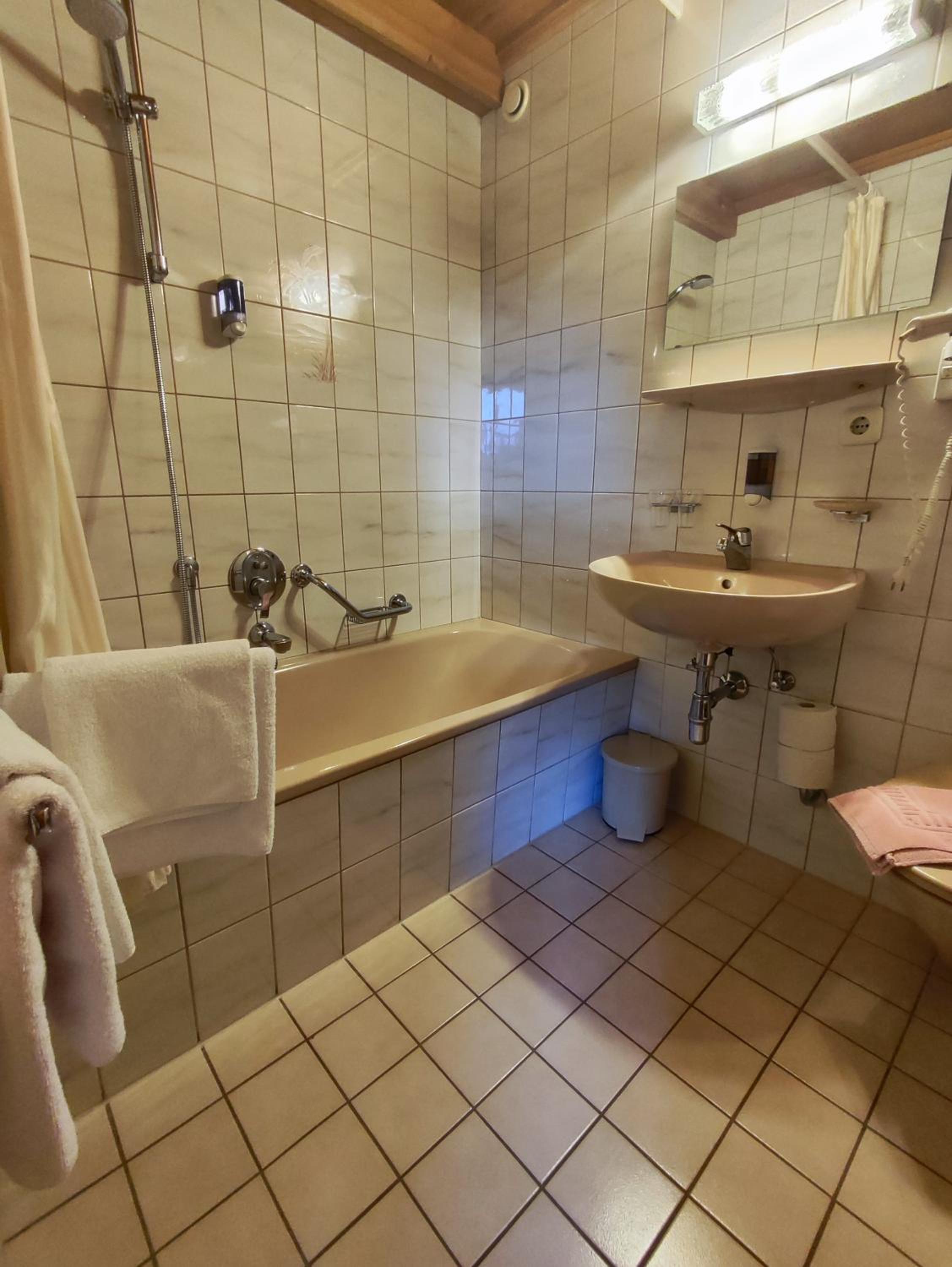 Comfort Quadruple Room with Bathroom - Photo 2