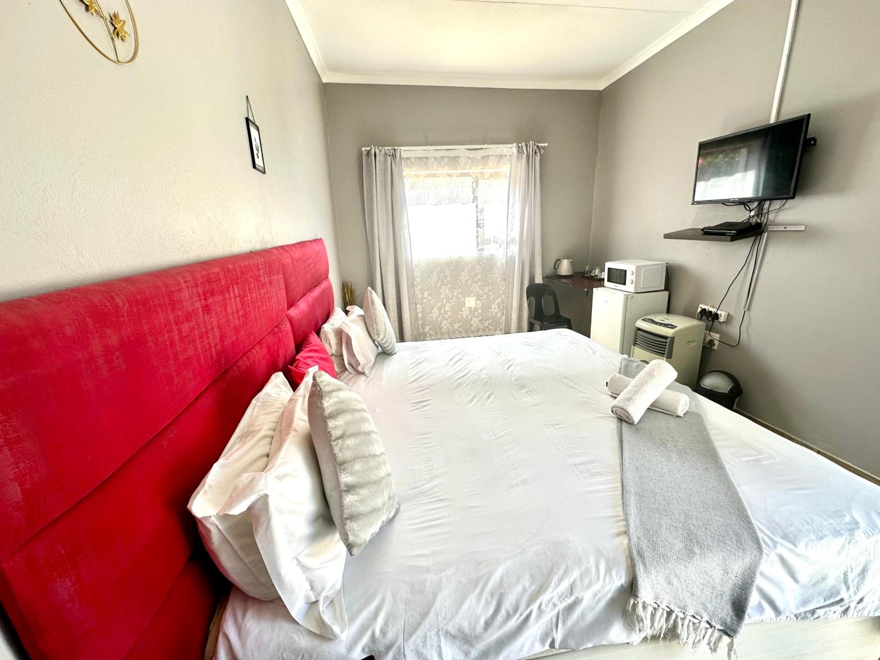 Deluxe Double or Twin Room with Pool View photo 3