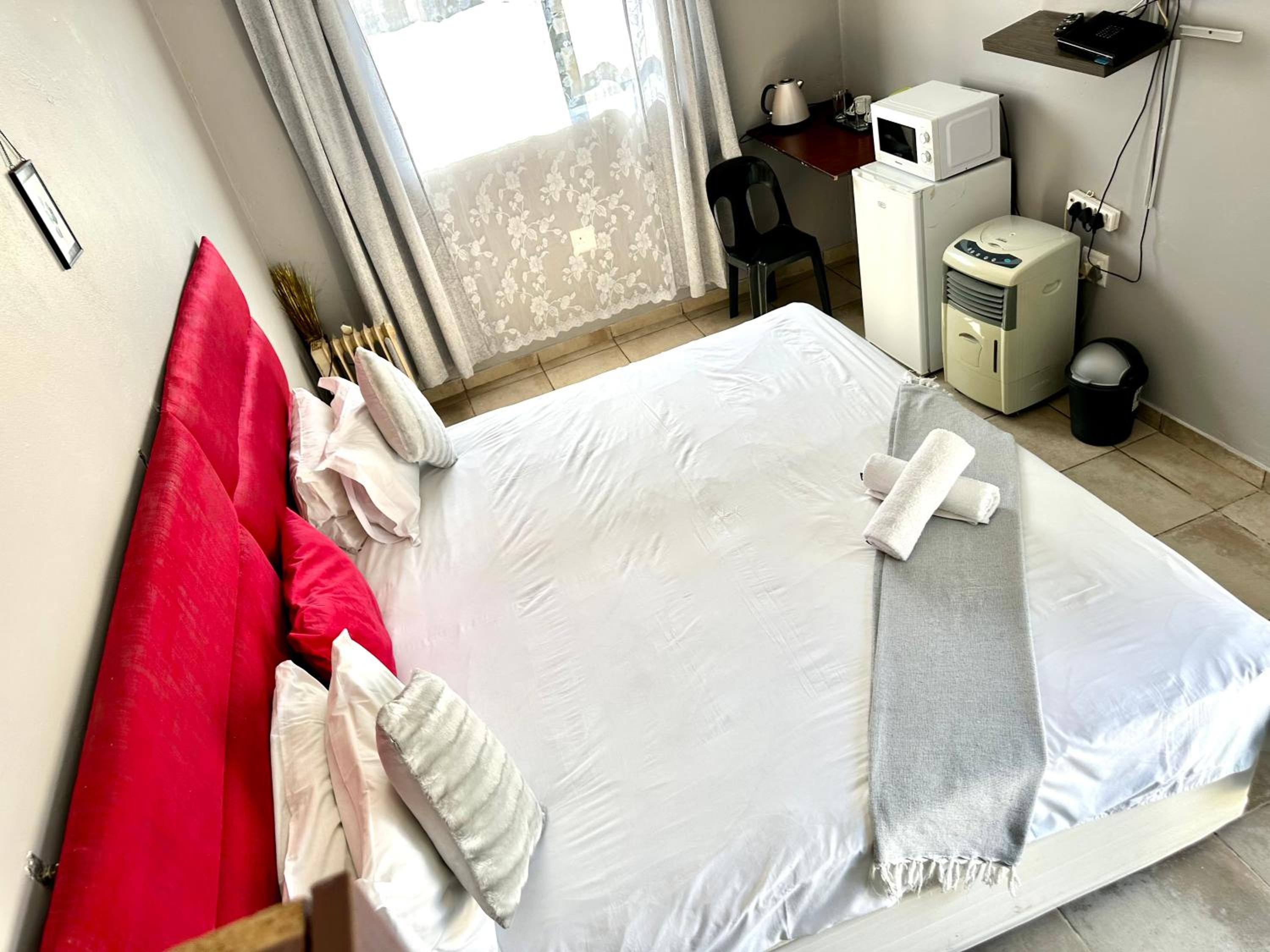 Deluxe Double or Twin Room with Pool View photo 1