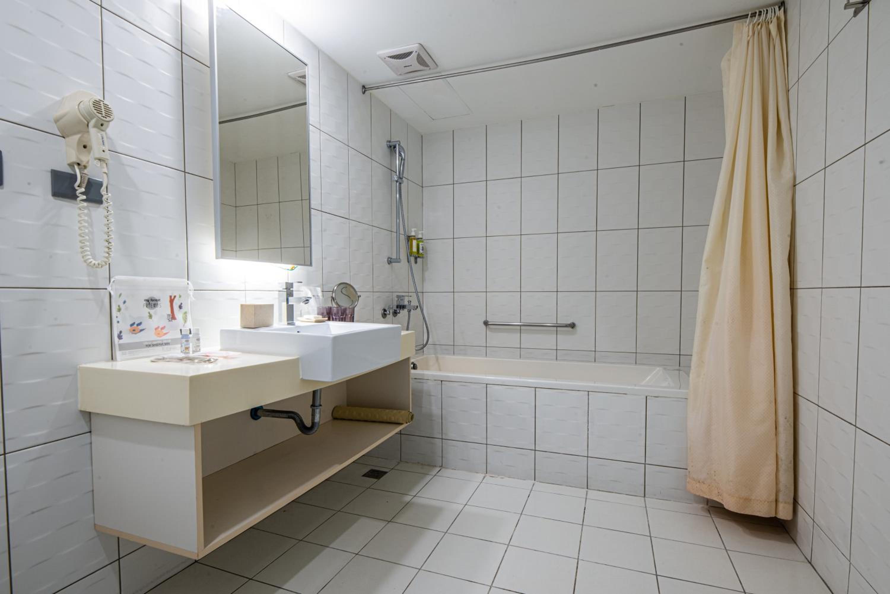 Quadruple Room with Bath photo 3