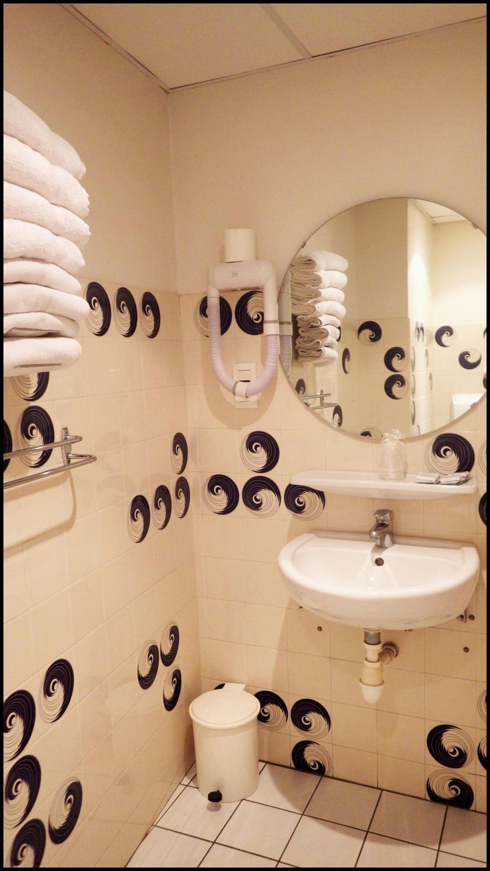 Quadruple Room (2 Adults + 2 Children) - Photo 8