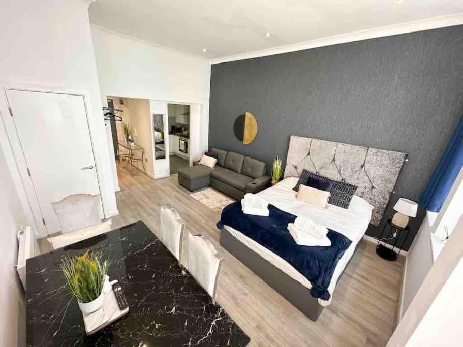 One-Bedroom Apartment photo 1