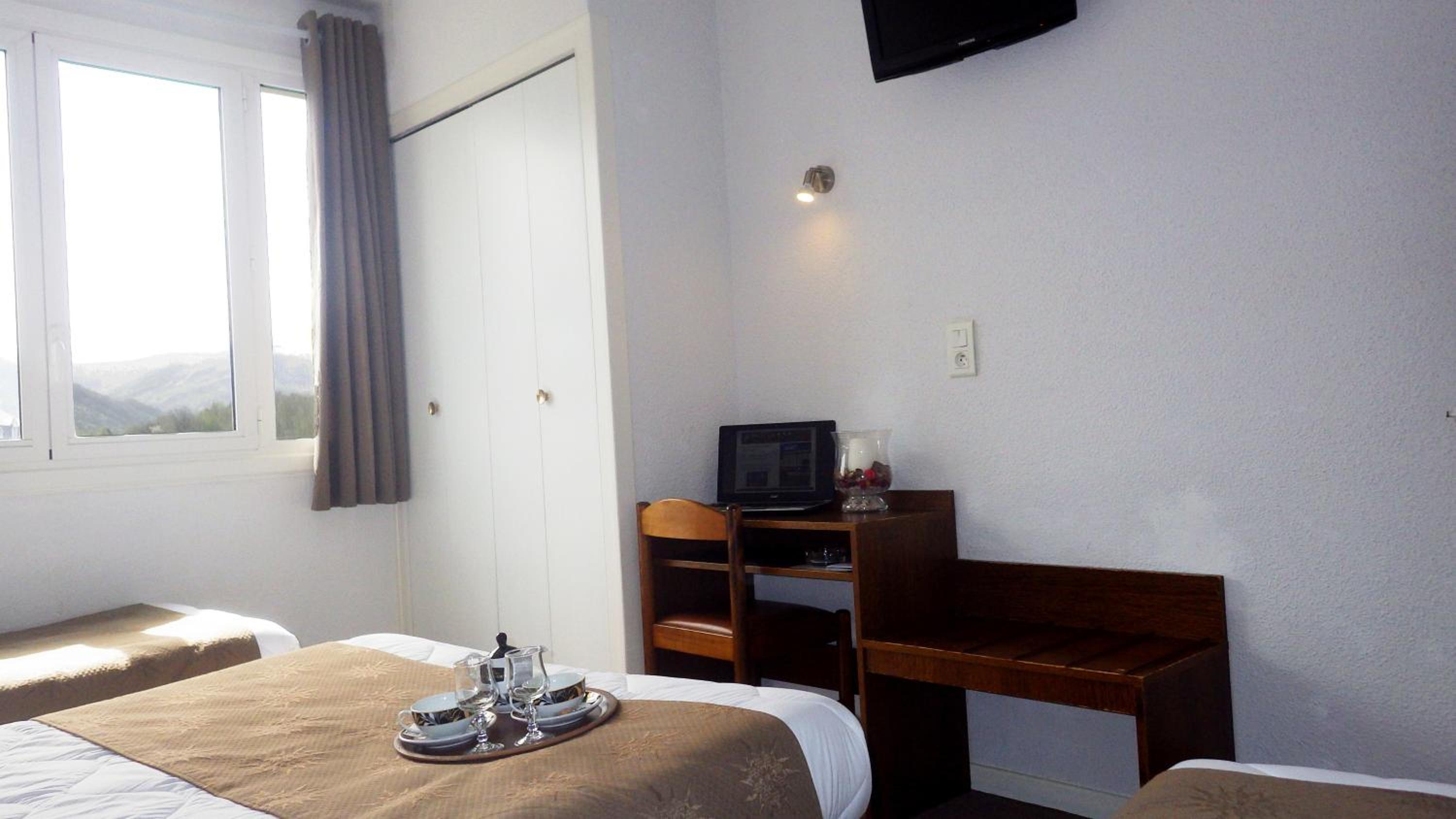 Quadruple Room (2 Adults + 2 Children) - Photo 6