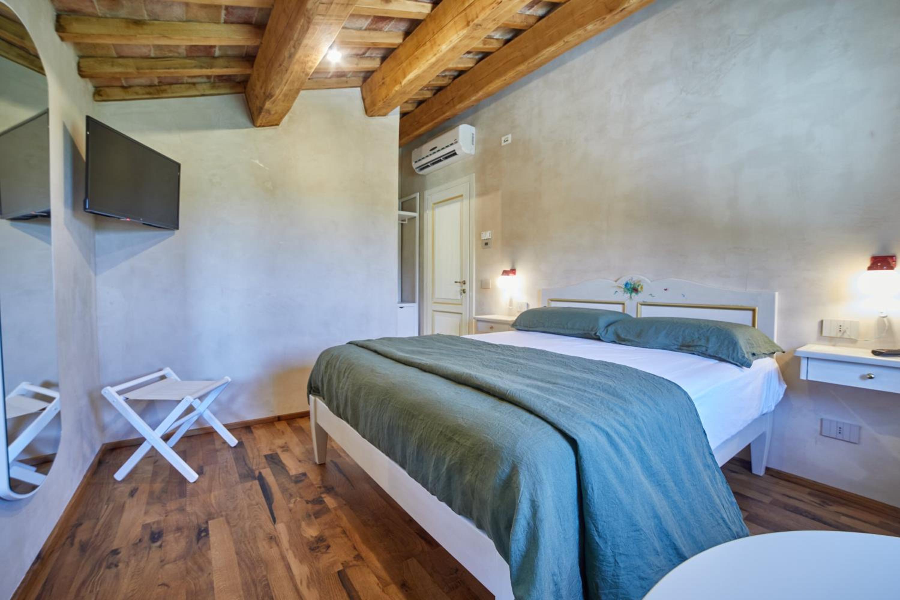 Double Room with Private Bathroom photo 3