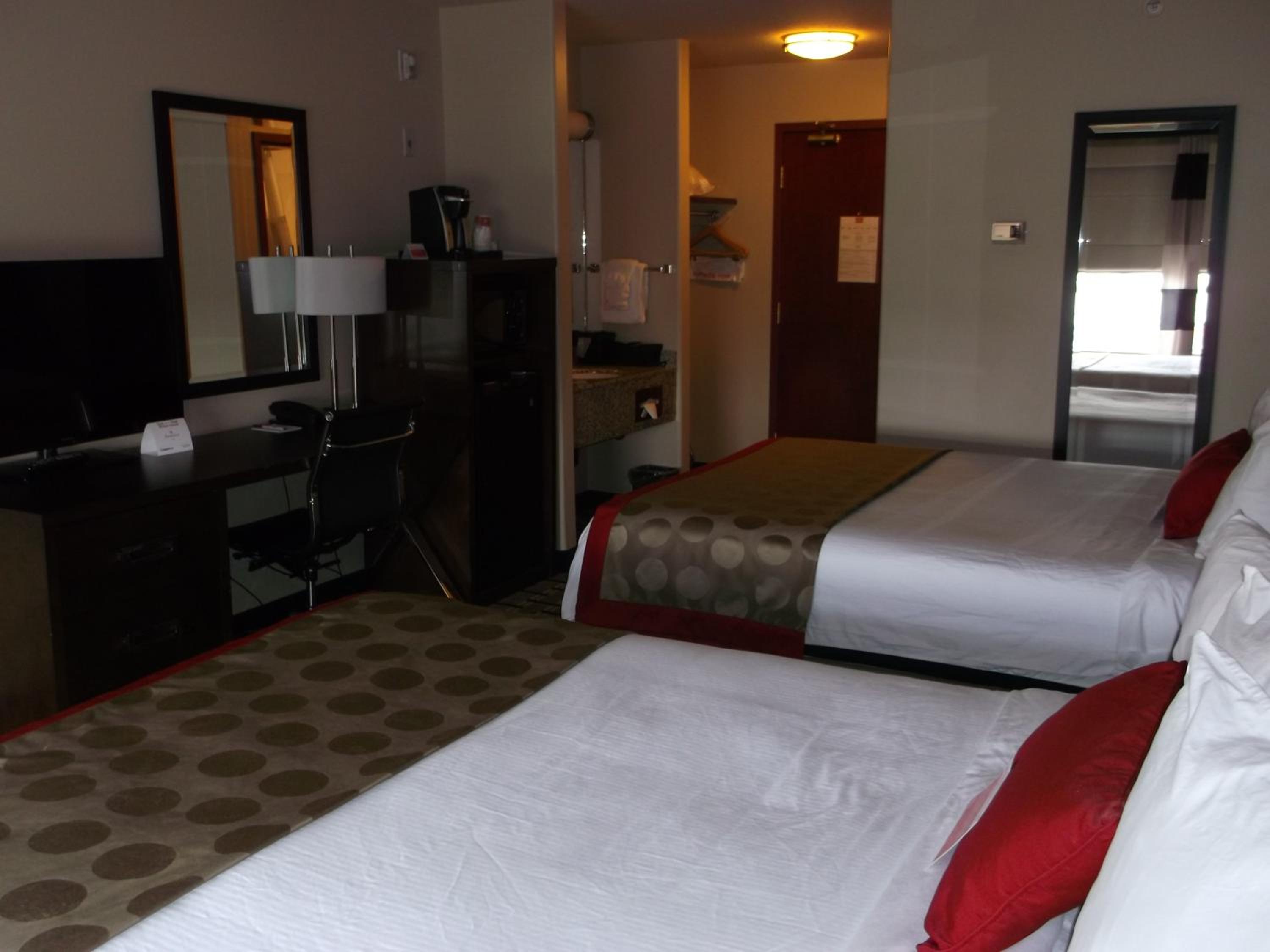 Queen Room with Two Queen Beds - Non-Smoking photo 1