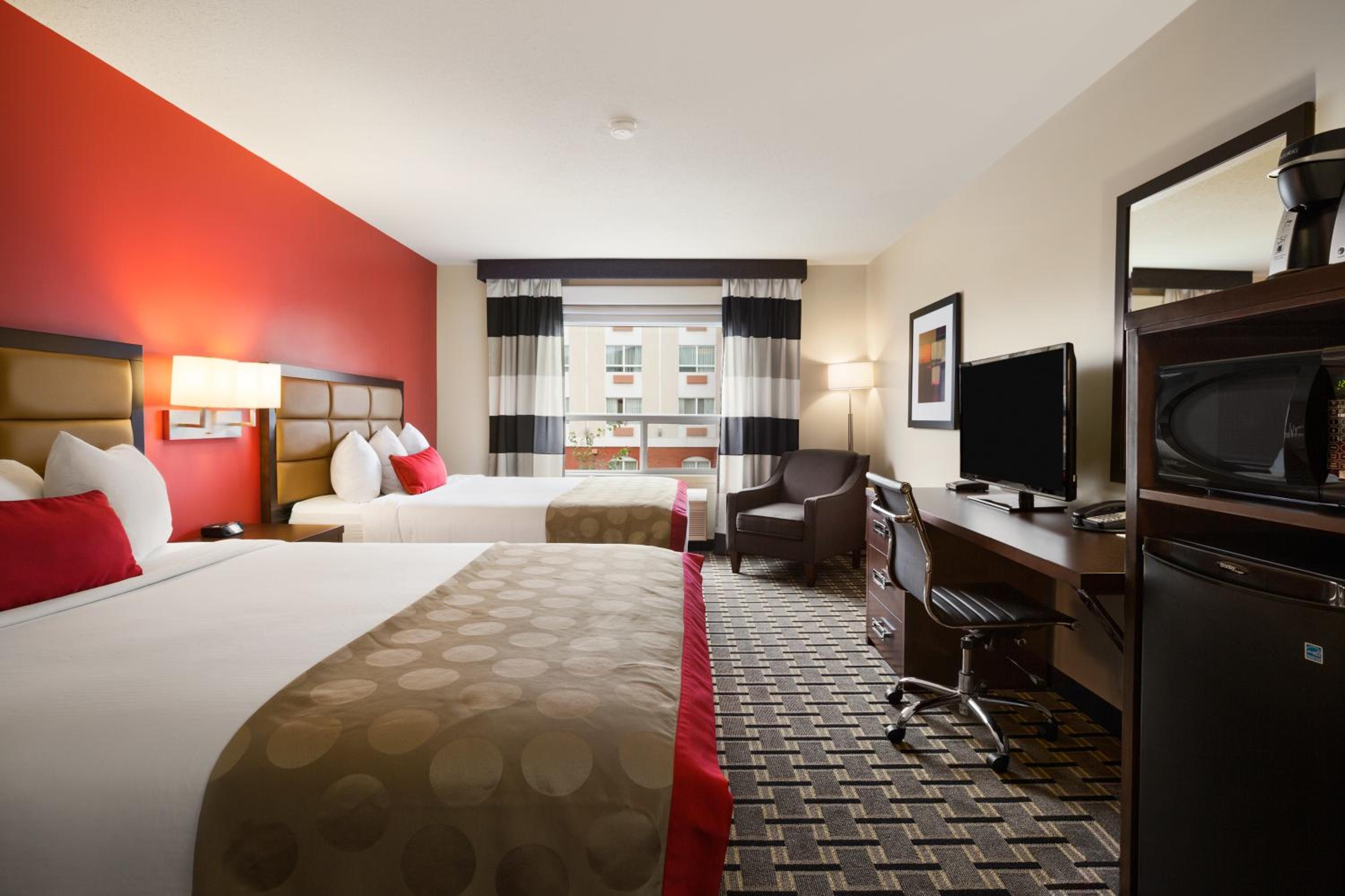 Queen Room with Two Queen Beds - Pet Friendly/Non-Smoking photo 3
