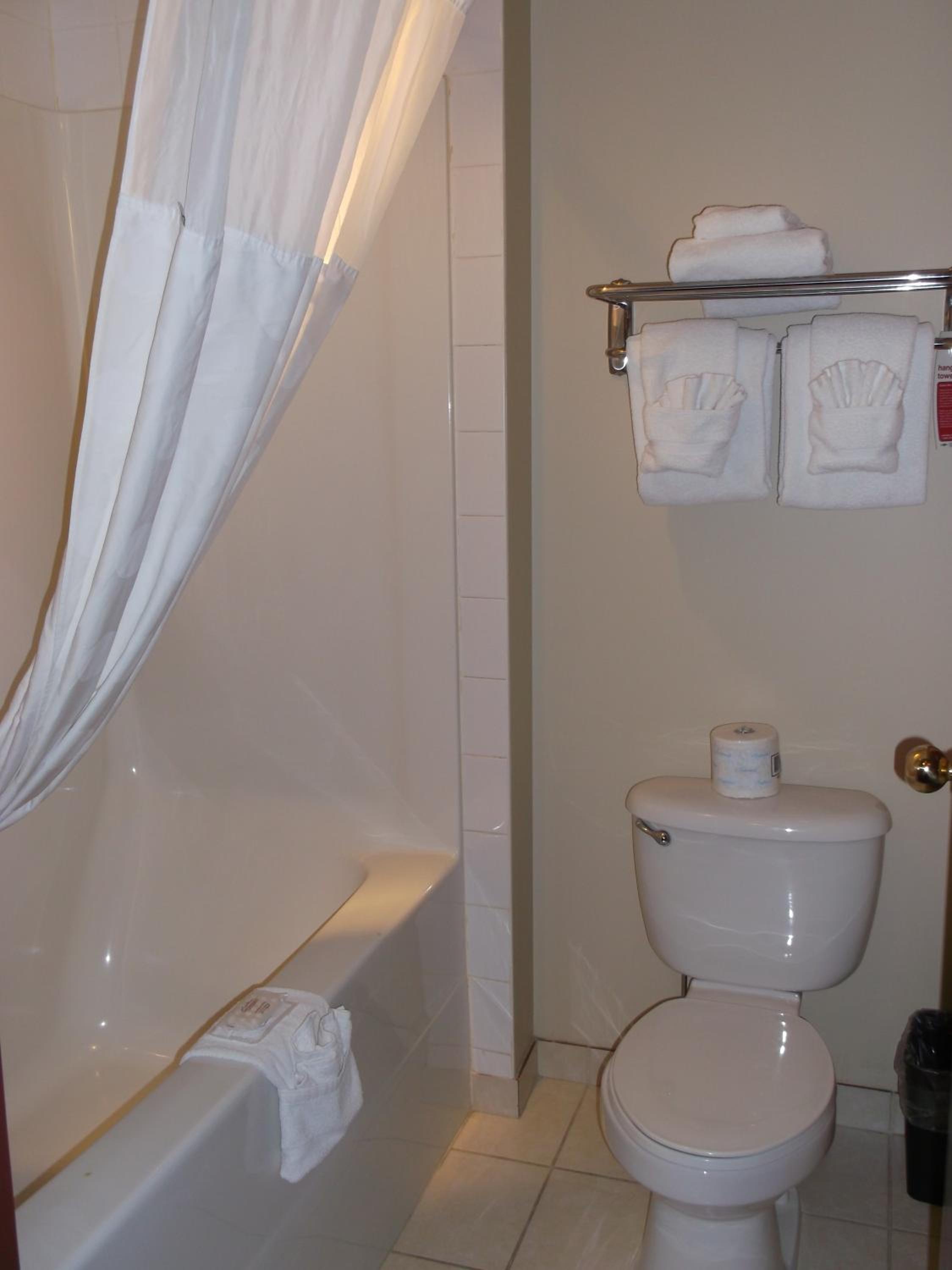 Queen Room with Two Queen Beds - Pet Friendly/Non-Smoking photo 2