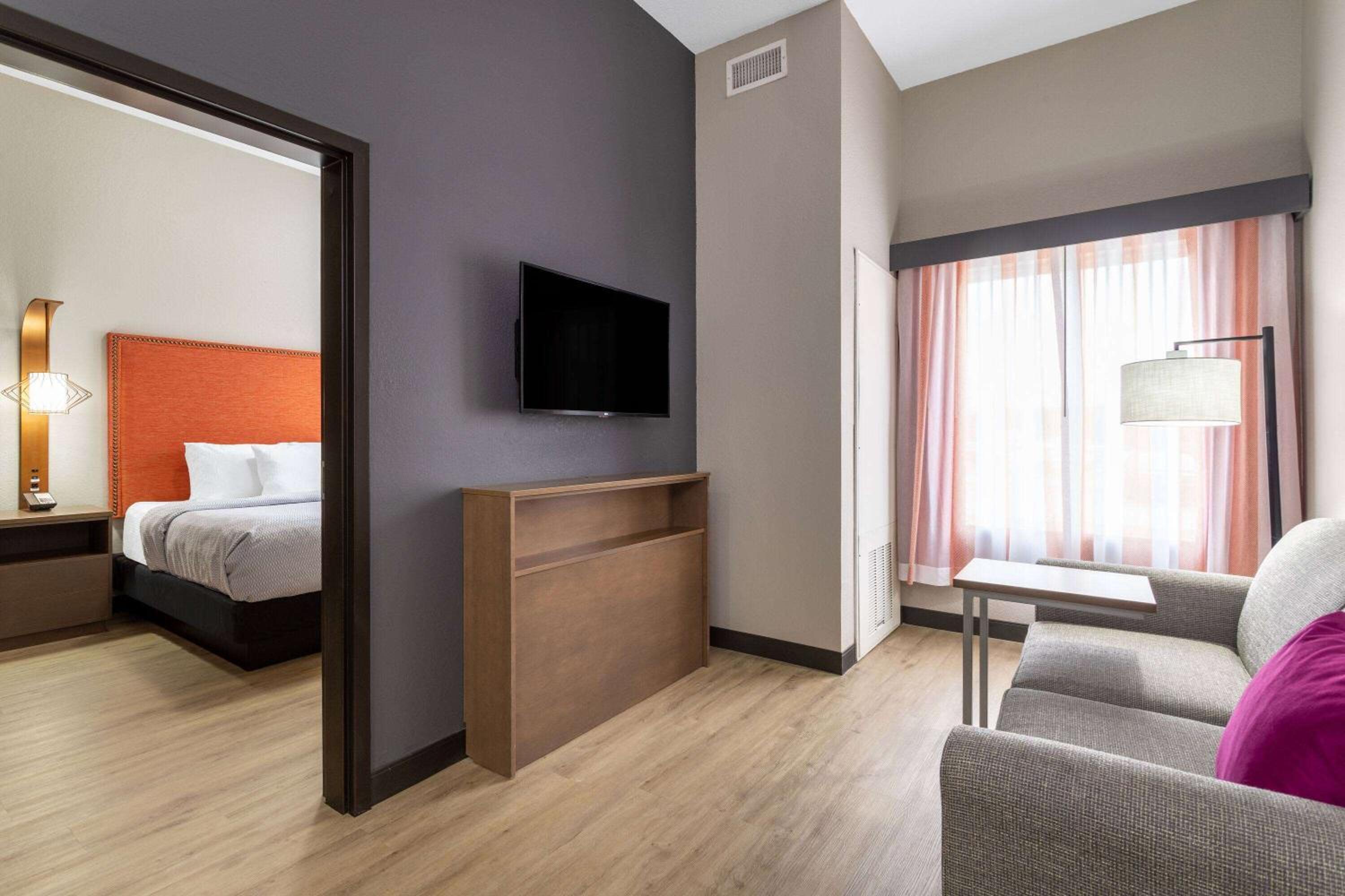 One-Bedroom King Suite - Non-Smoking