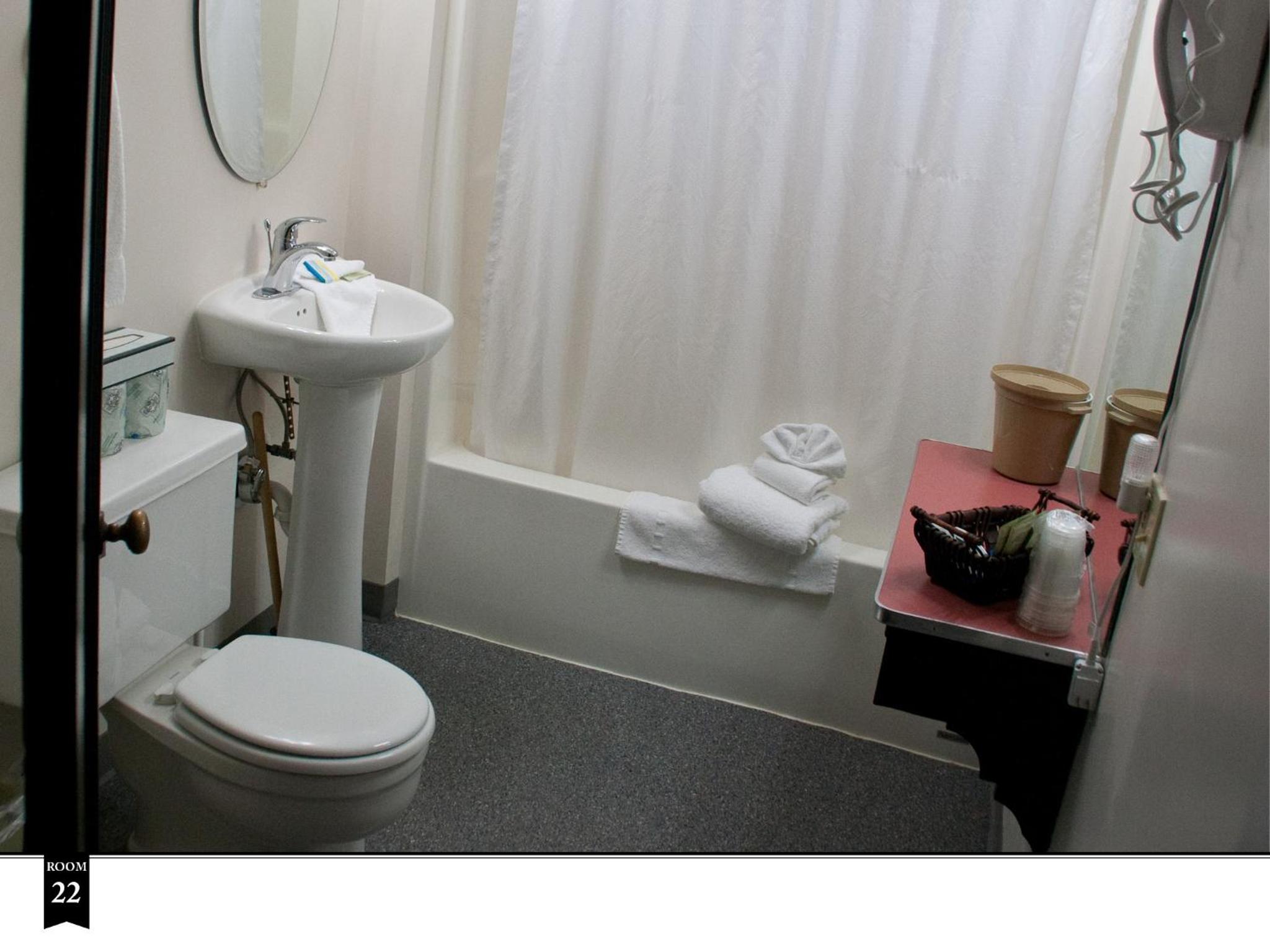 Queen Suite #22 (pet-friendly) photo 2