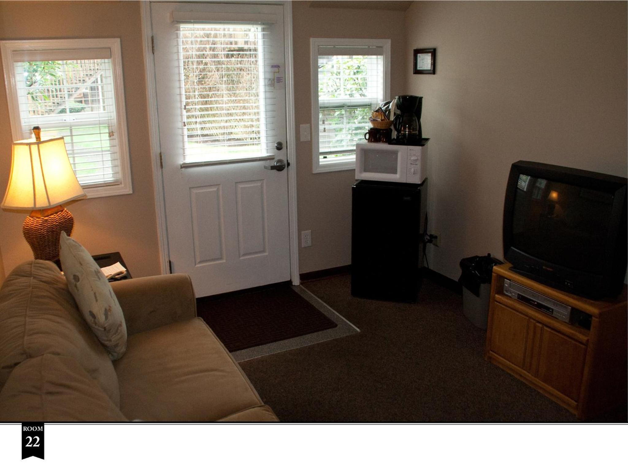Queen Suite #22 (pet-friendly) photo 1
