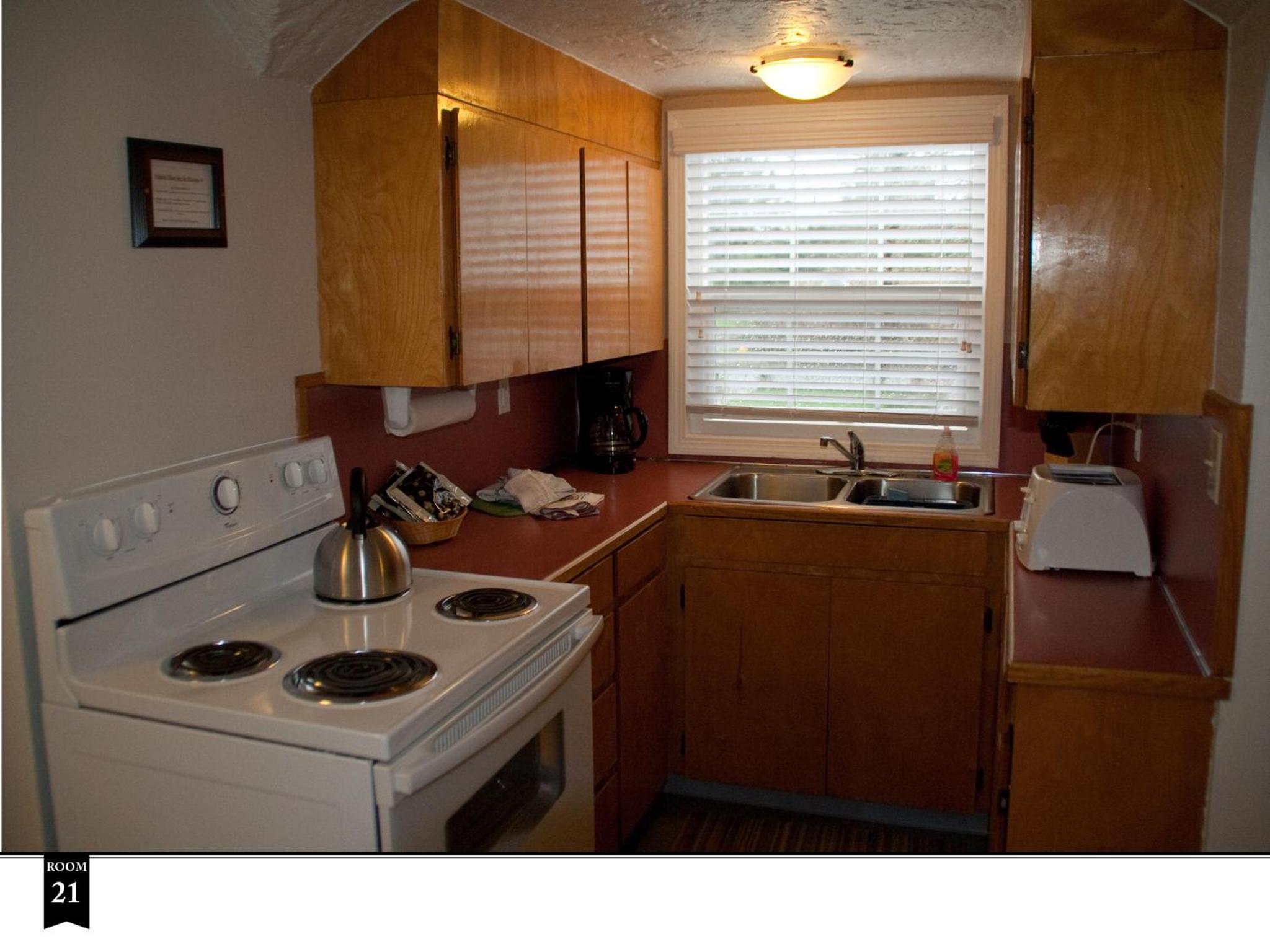 King Suite #21 (non-pet-friendly) photo 3