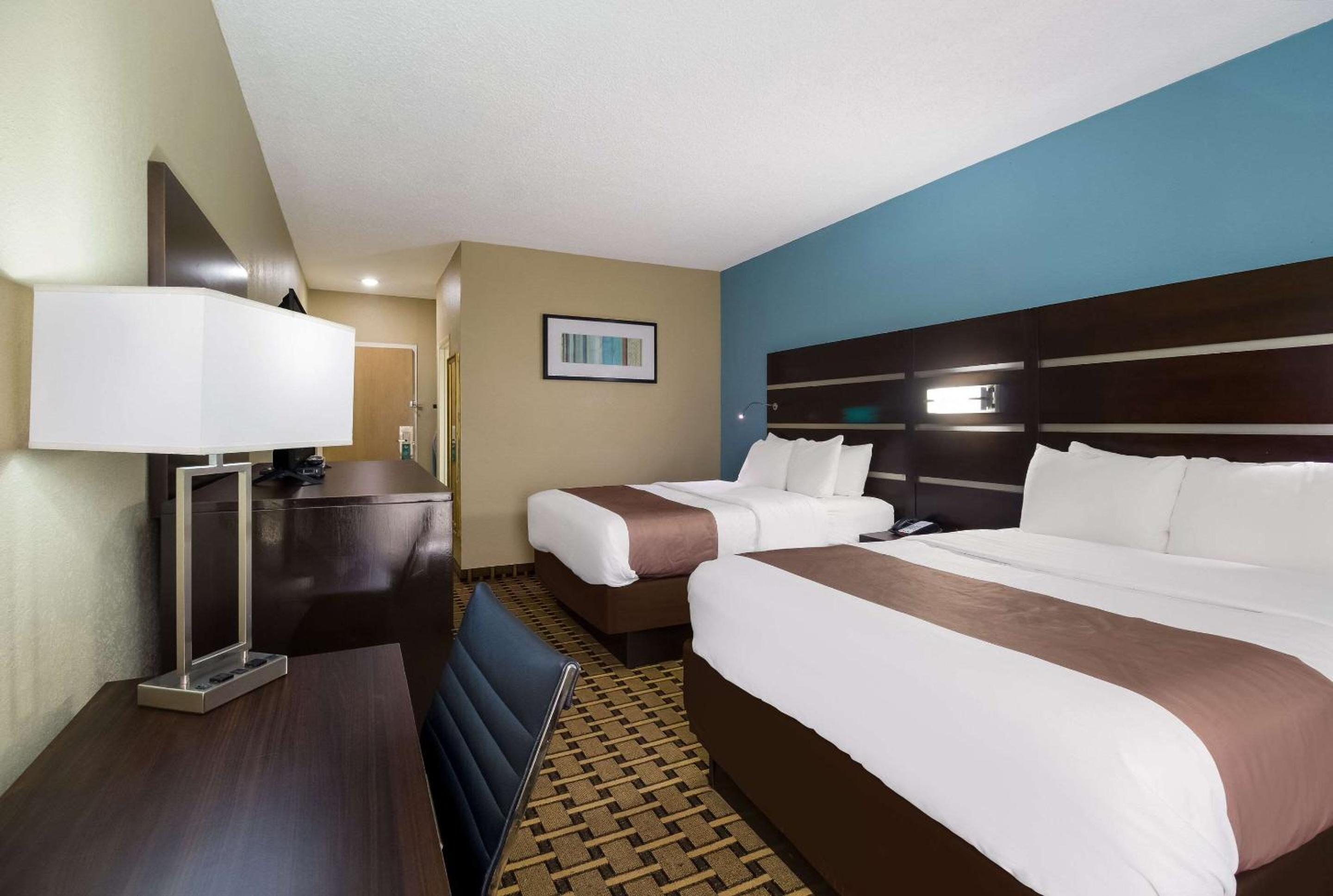 Queen Room with Two Queen Beds - Non-Smoking - Photo 3