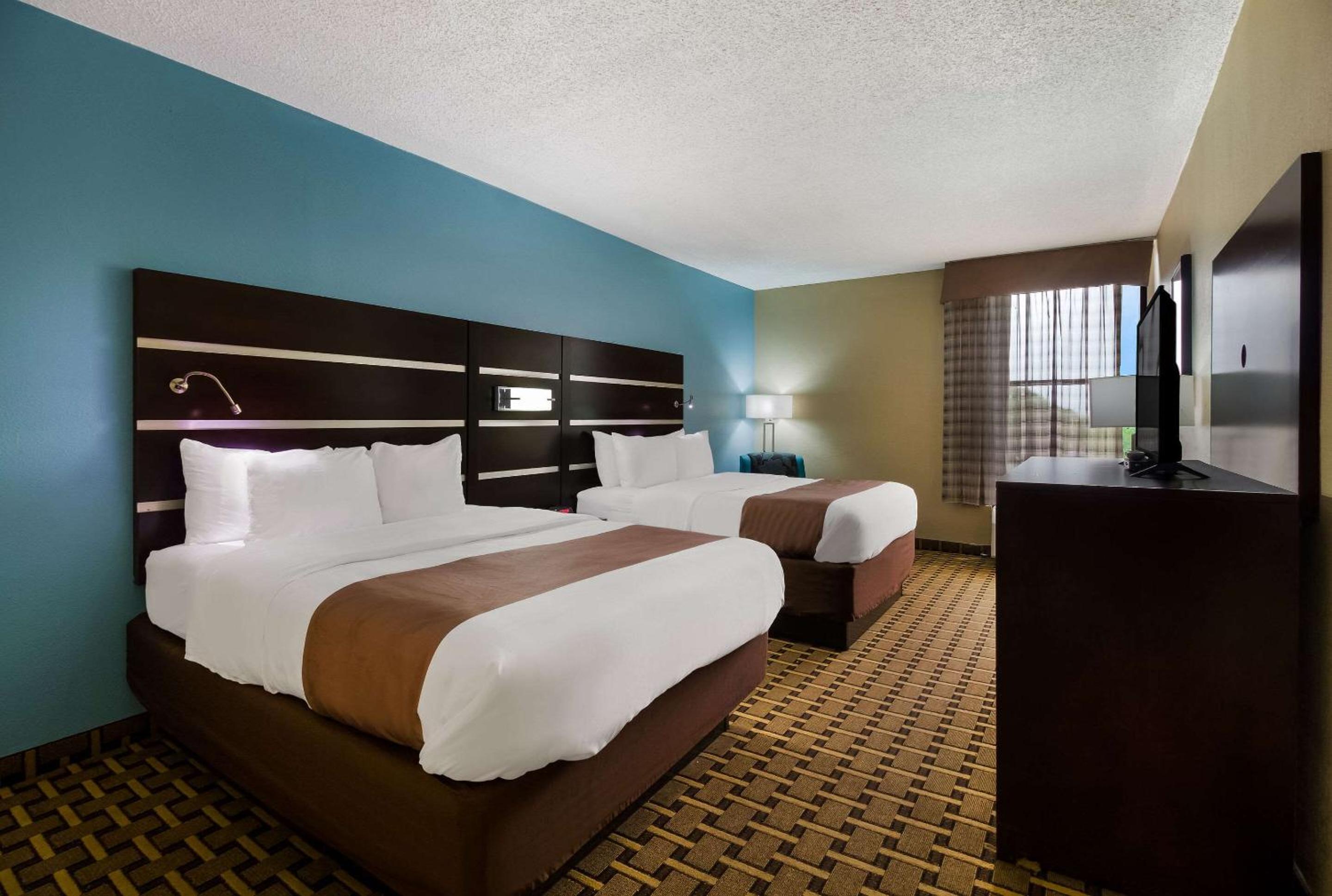 Queen Room with Two Queen Beds - Non-Smoking - Photo 4