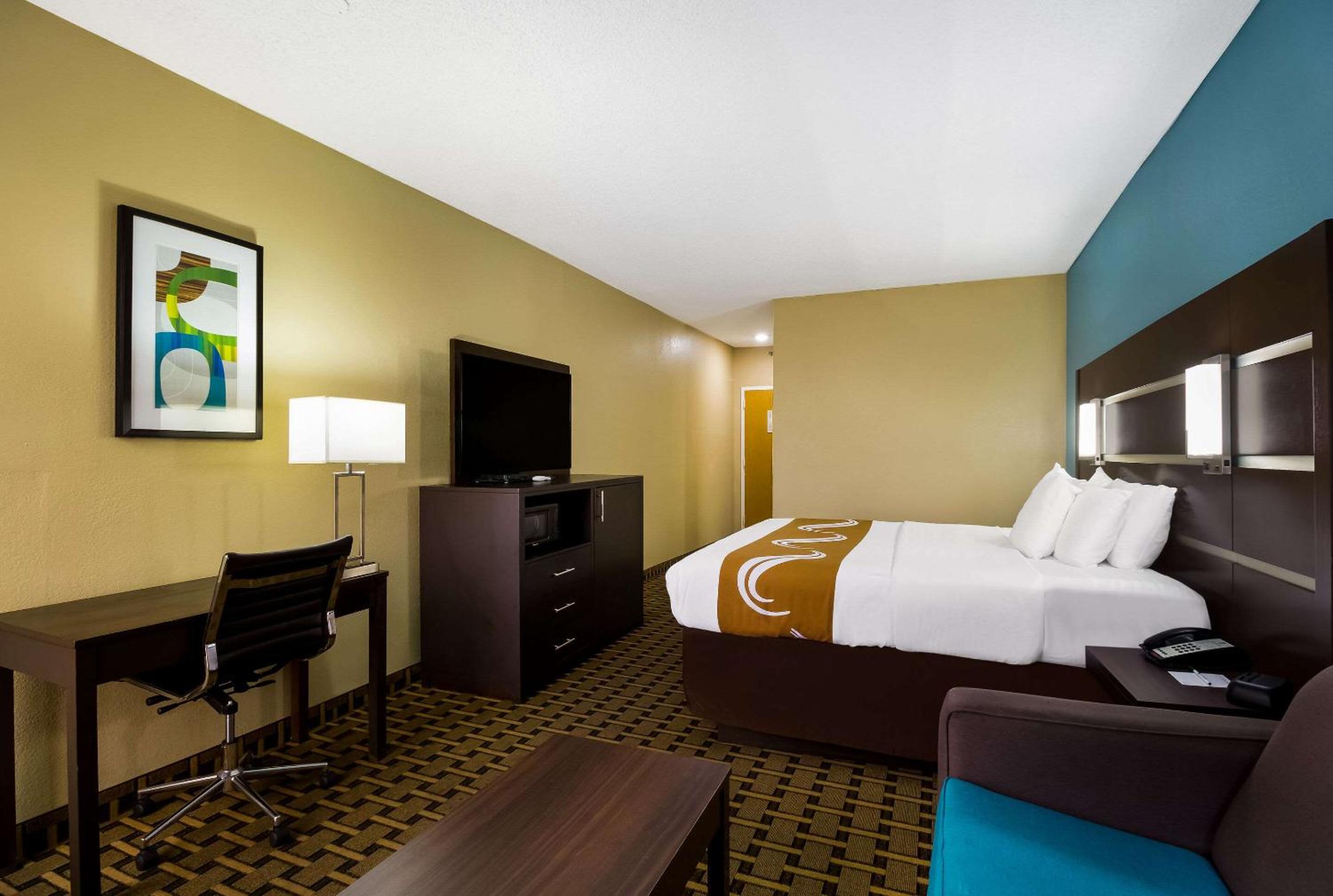 Standard King Room with Sofa Bed - Non-Smoking - Photo 1