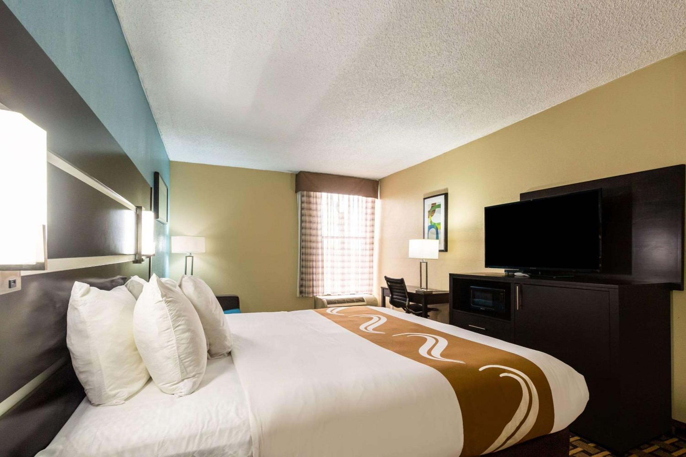 Standard King Room with Sofa Bed - Non-Smoking - Photo 3