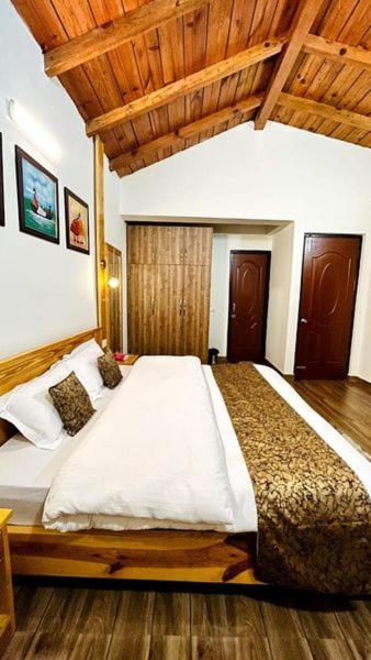 Family Room With Mountain View photo 1