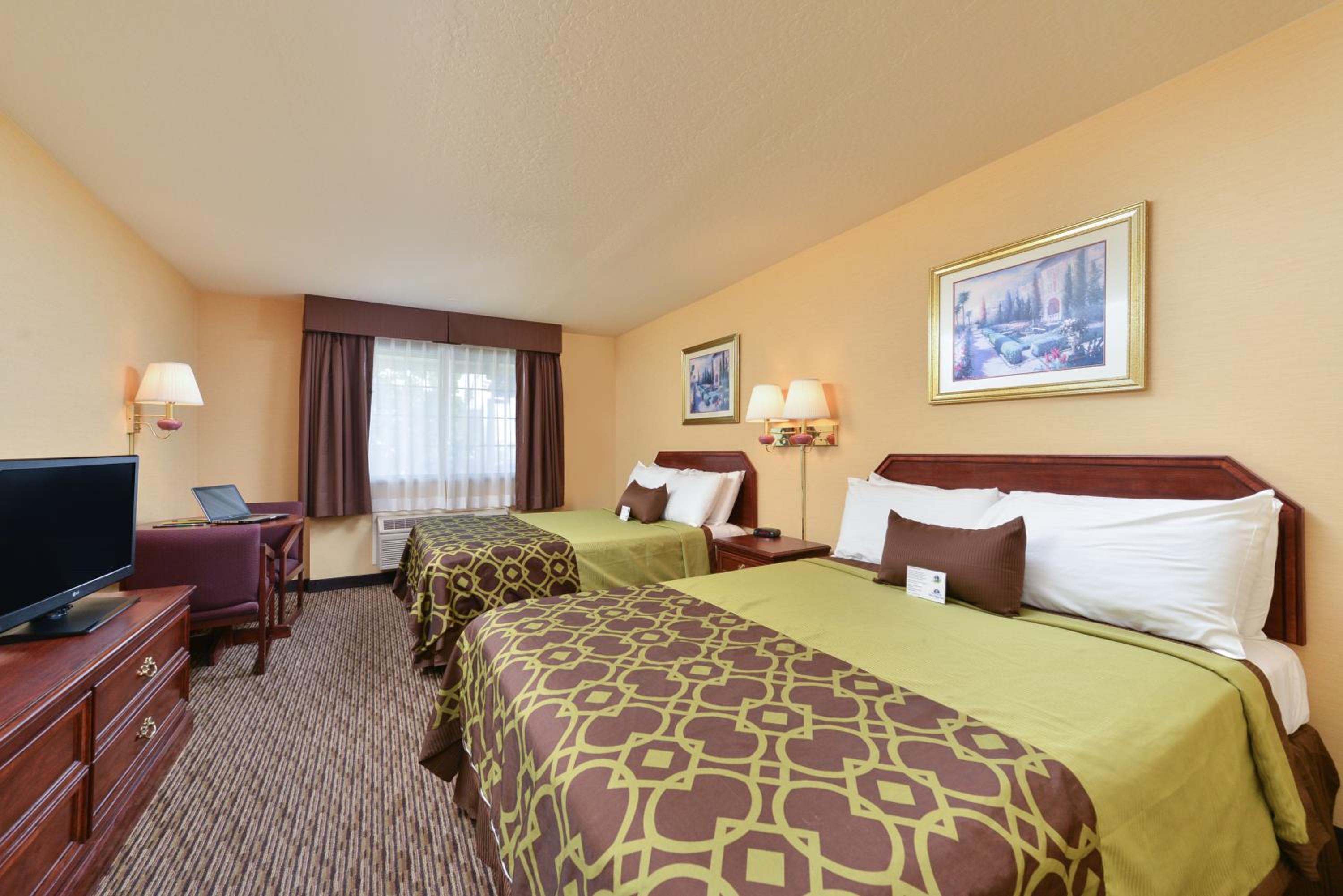 Queen Room with Two Queen Beds - Non-Smoking photo 1