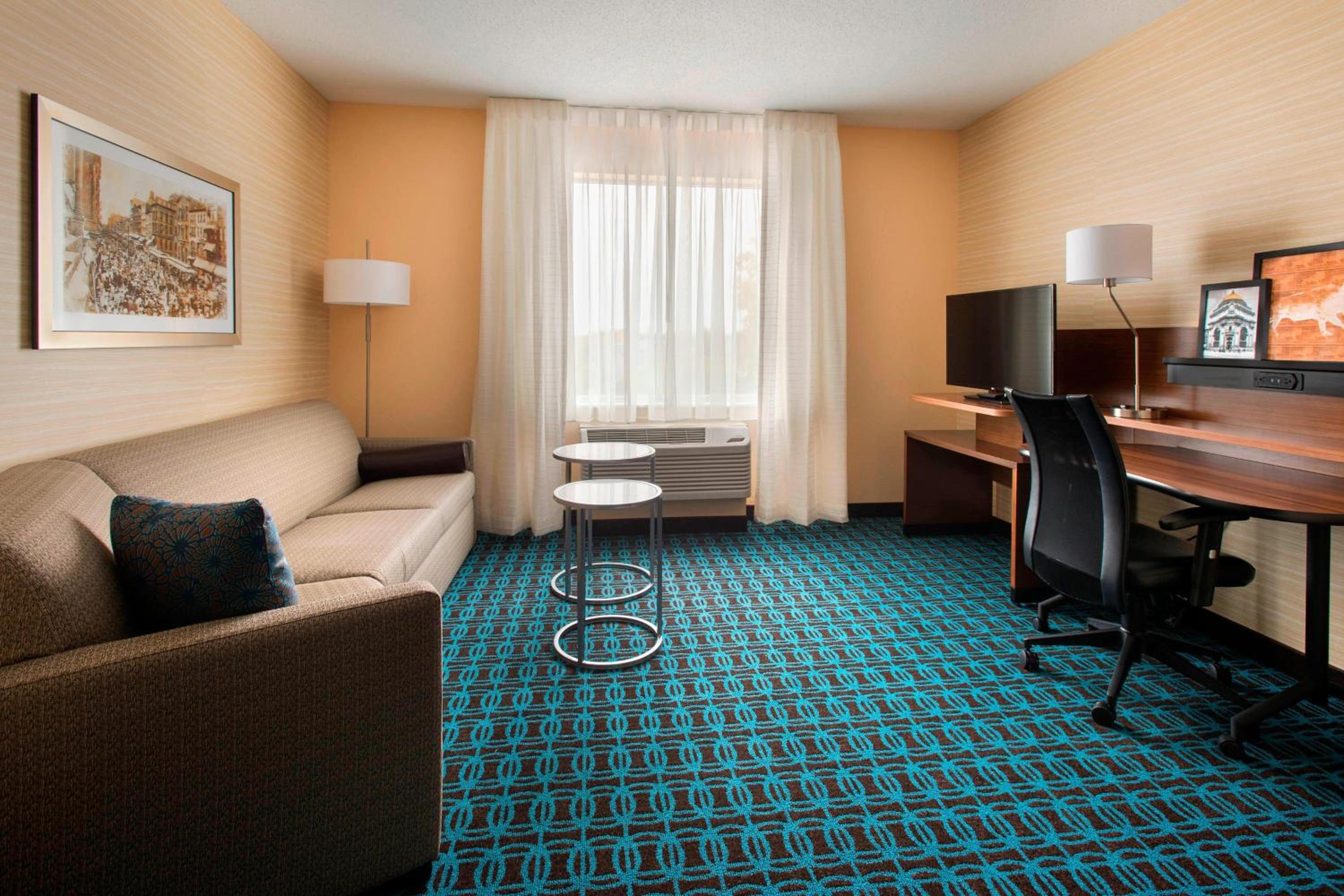 Queen Suite with Two Queen Beds and Sofa Bed - Photo 2