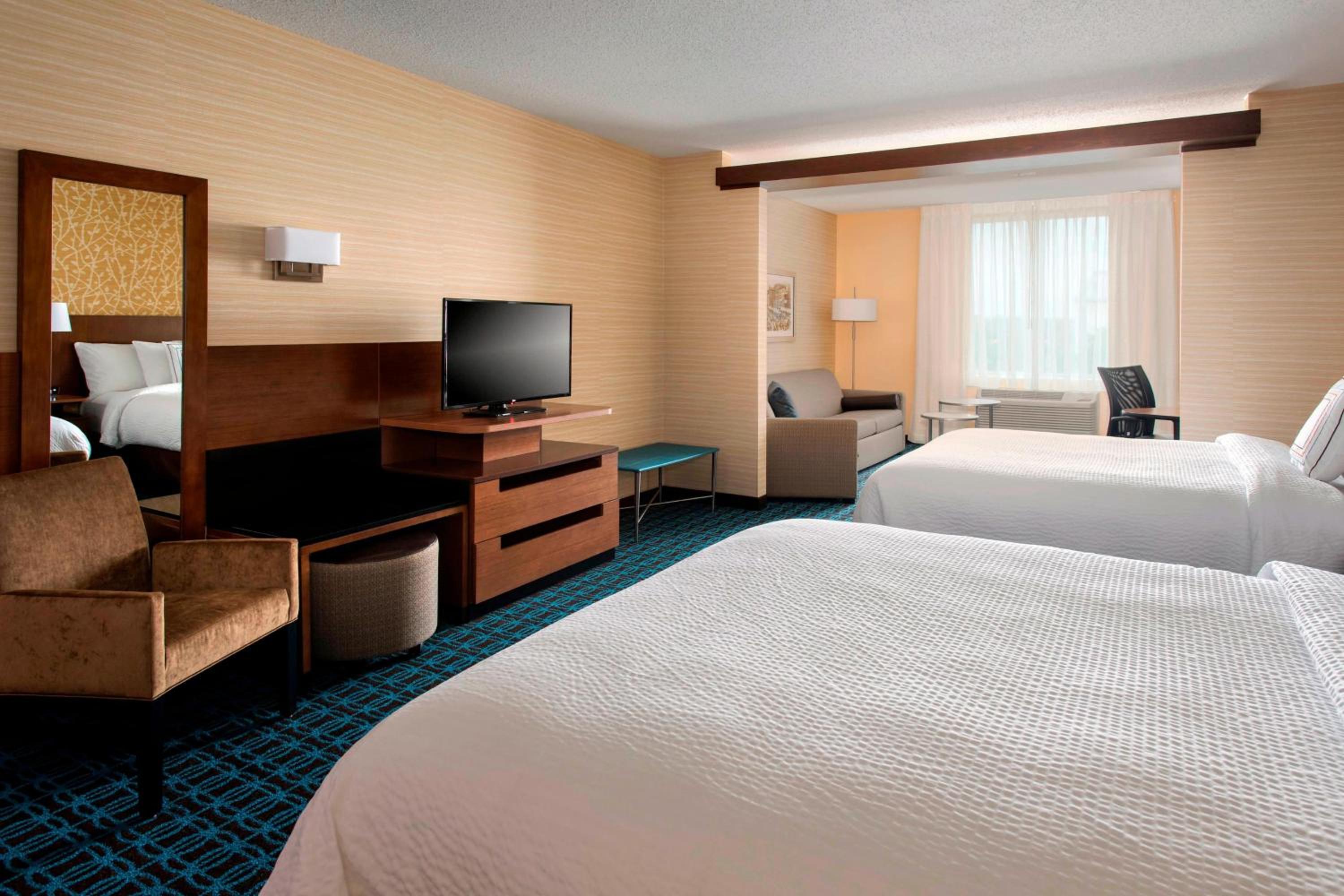 Queen Suite with Two Queen Beds and Sofa Bed - Photo 5