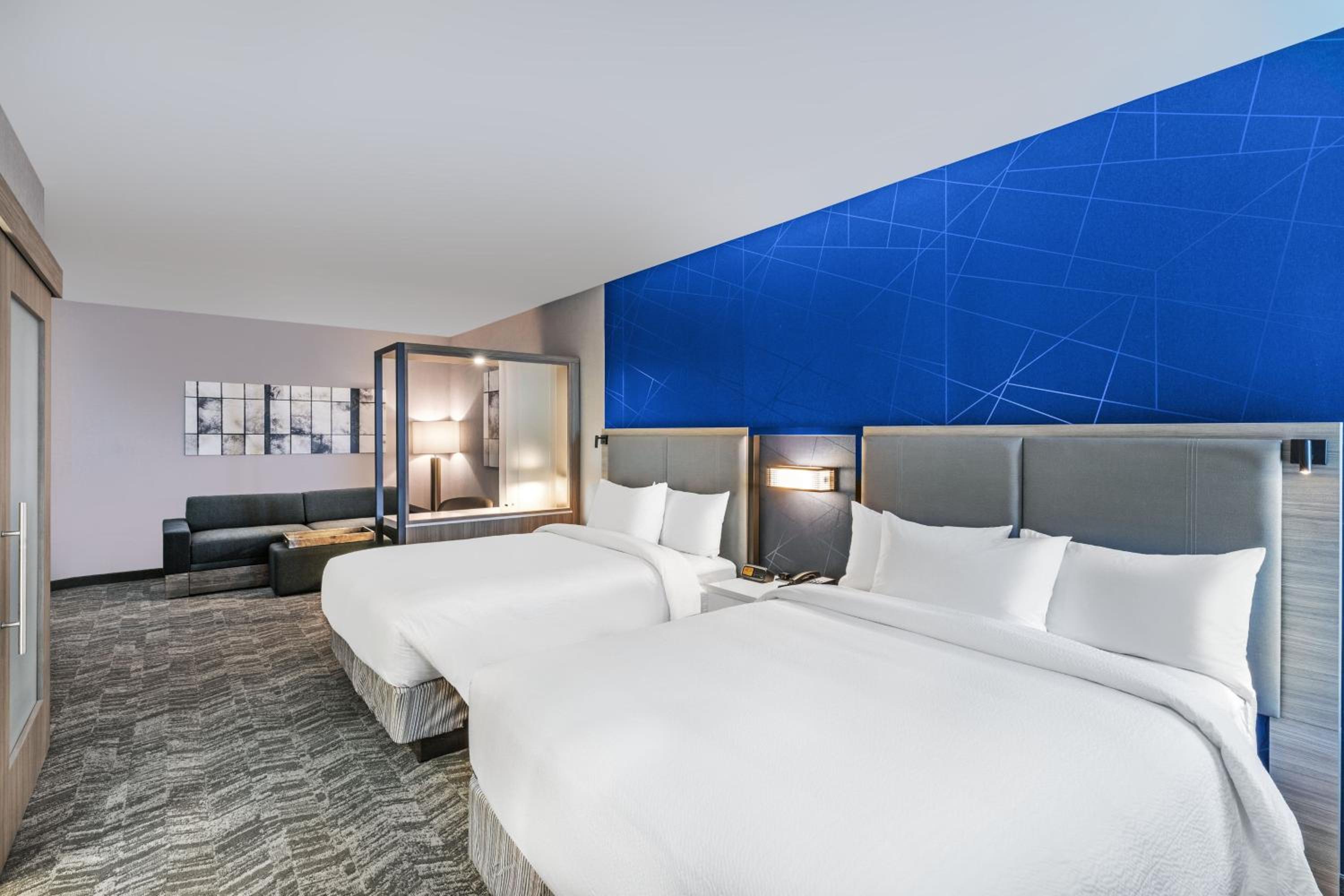 Suite, 2 Queen, Trundle bed - Photo 1