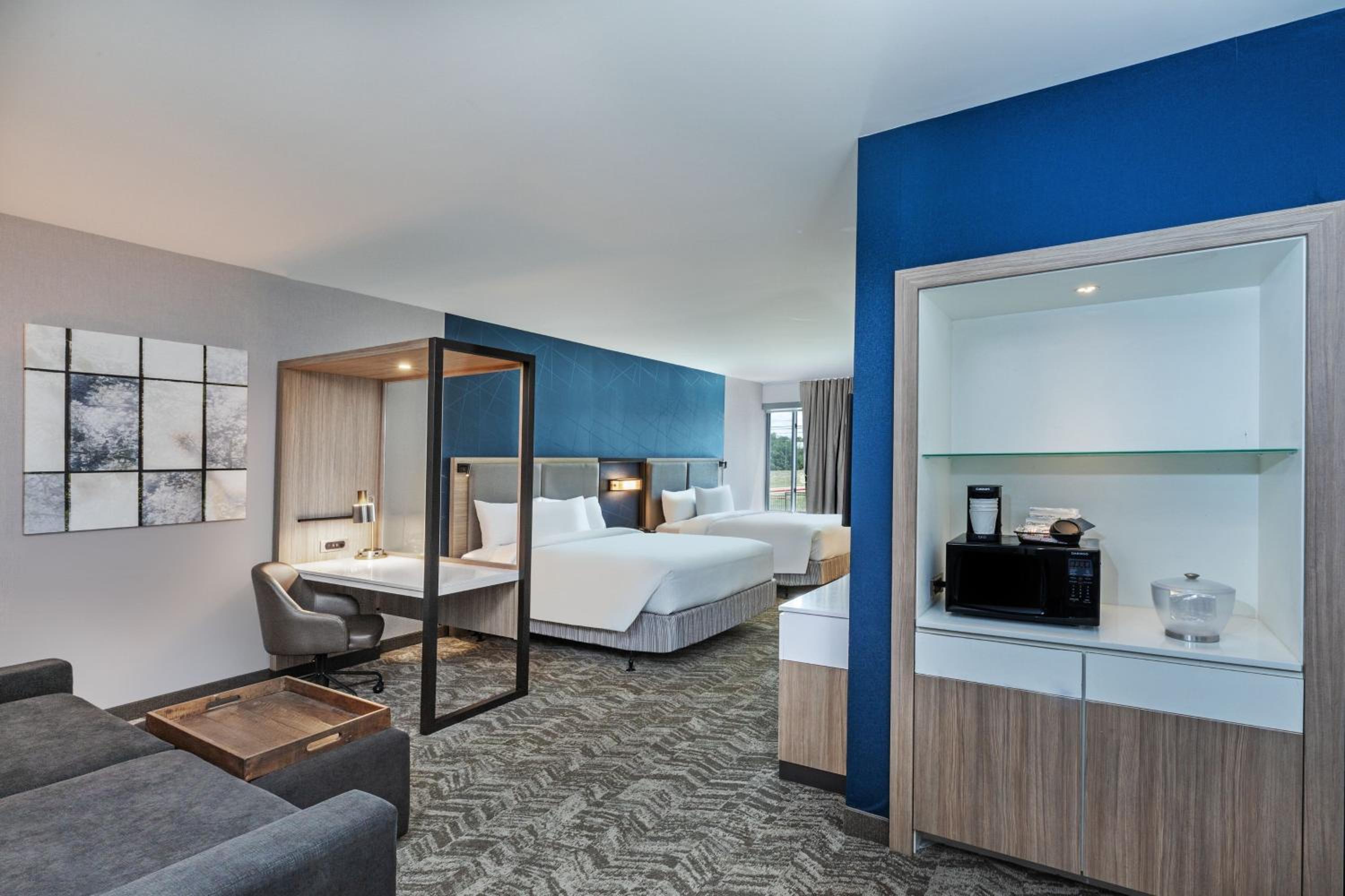 Suite, 2 Queen, Trundle bed - Photo 5