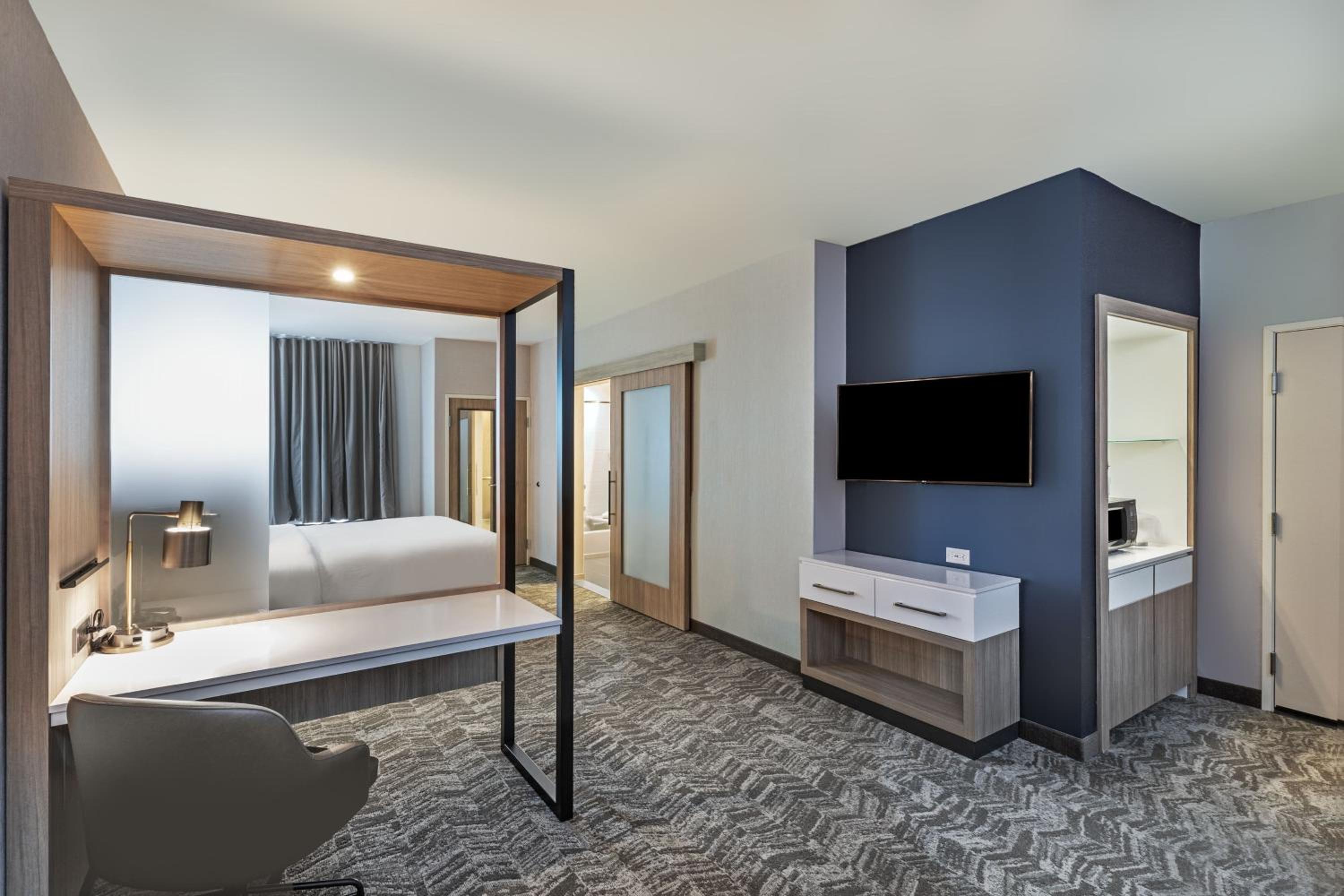 Suite, 1 King, Trundle bed - Photo 4
