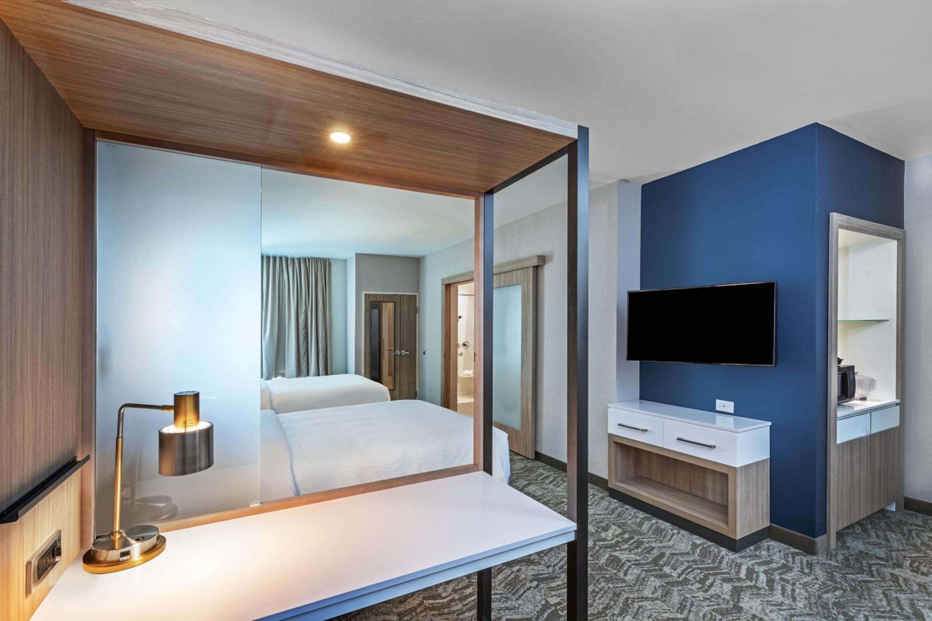 Suite, 2 Queen, Trundle bed - Photo 3